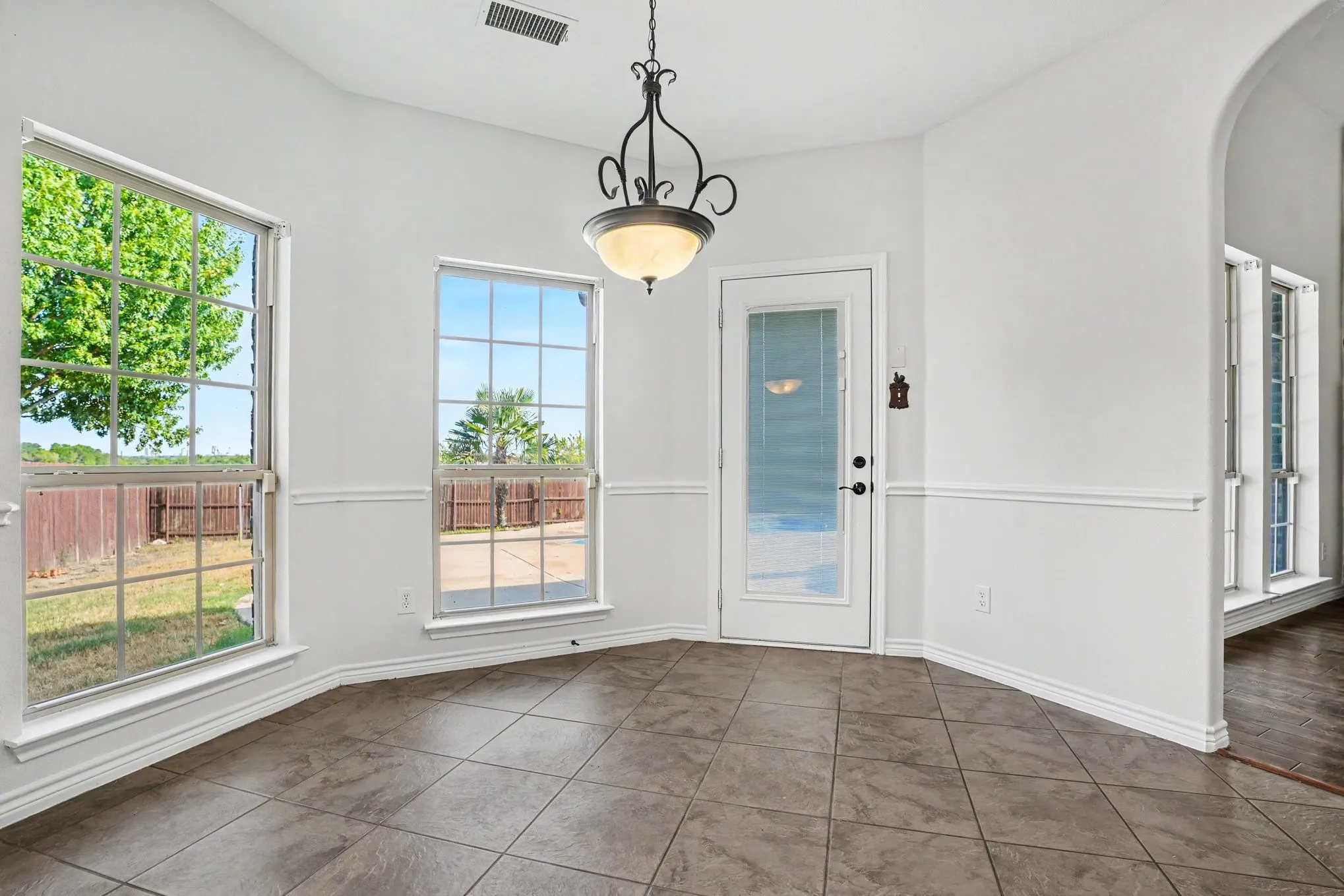 Single Family Residence For Sale in Ellis County , 2605 Tall Meadows Drive, Midlothian, Texas 76065, 5 Bedroom, 4 Bathroom, 3 Garage spaces, 3,809 Sqft, built in 2011, mls#21326479, Real Estate Agent in Midlothian, Homes For Sale in Ellis county, Homes For Sale in Midlothian, Realtor in Midlothian Texas, Real Estate Brokerage Independent Realty Texas, Luminita Cordes Realtor