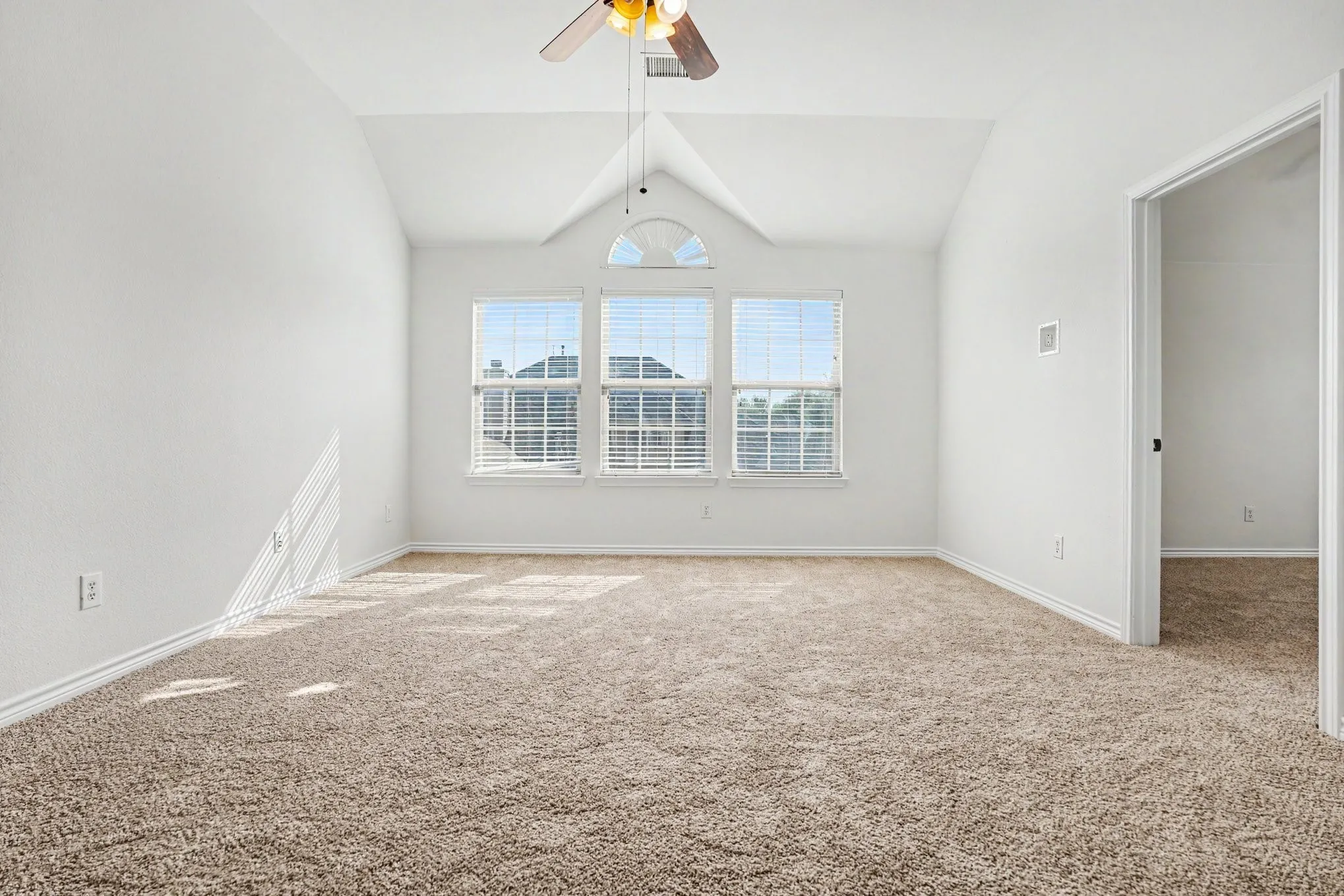 Single Family Residence For Sale in Ellis County , 2605 Tall Meadows Drive, Midlothian, Texas 76065, 5 Bedroom, 4 Bathroom, 3 Garage spaces, 3,809 Sqft, built in 2011, mls#21326479, Real Estate Agent in Midlothian, Homes For Sale in Ellis county, Homes For Sale in Midlothian, Realtor in Midlothian Texas, Real Estate Brokerage Independent Realty Texas, Luminita Cordes Realtor