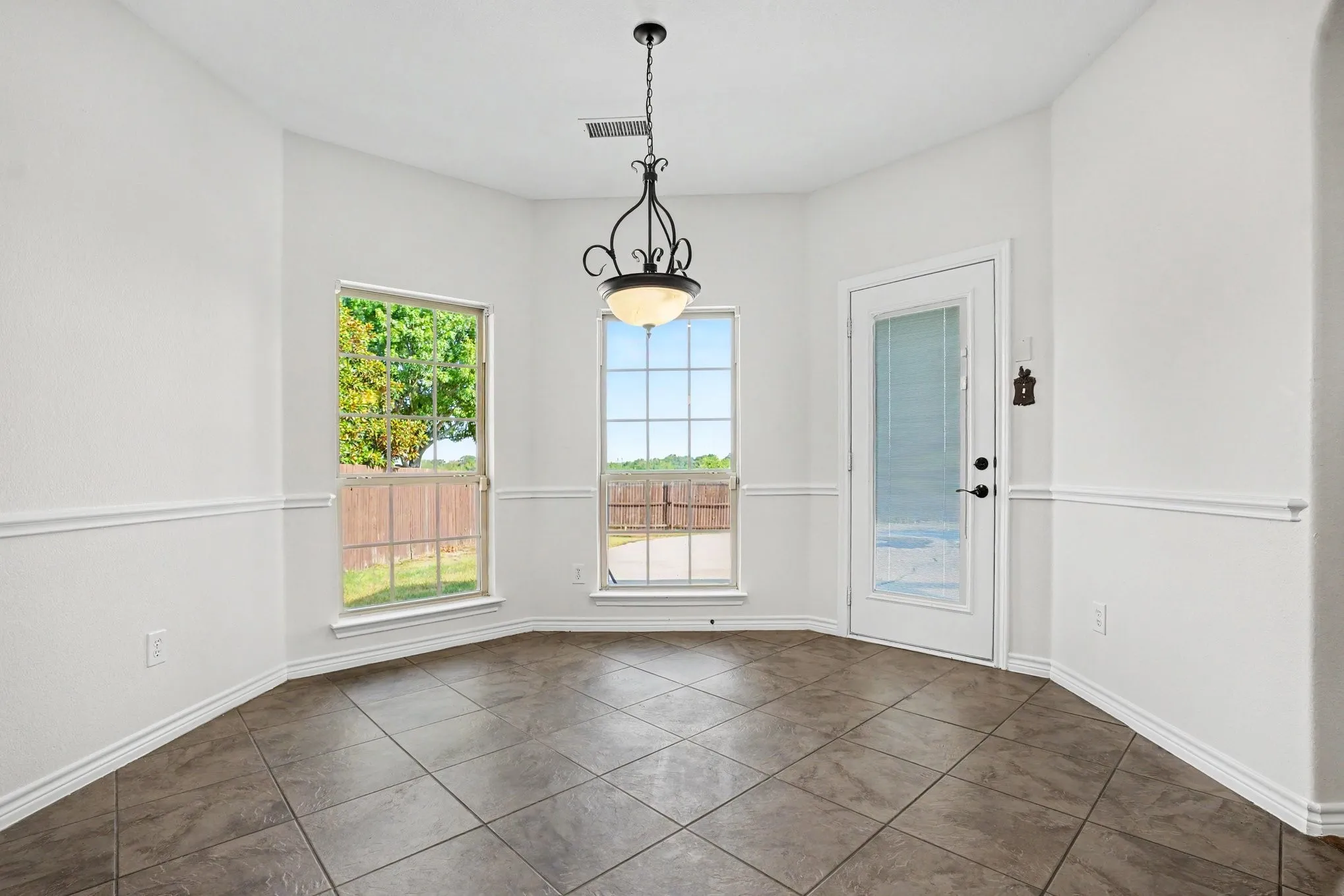Single Family Residence For Sale in Ellis County , 2605 Tall Meadows Drive, Midlothian, Texas 76065, 5 Bedroom, 4 Bathroom, 3 Garage spaces, 3,809 Sqft, built in 2011, mls#21326479, Real Estate Agent in Midlothian, Homes For Sale in Ellis county, Homes For Sale in Midlothian, Realtor in Midlothian Texas, Real Estate Brokerage Independent Realty Texas, Luminita Cordes Realtor
