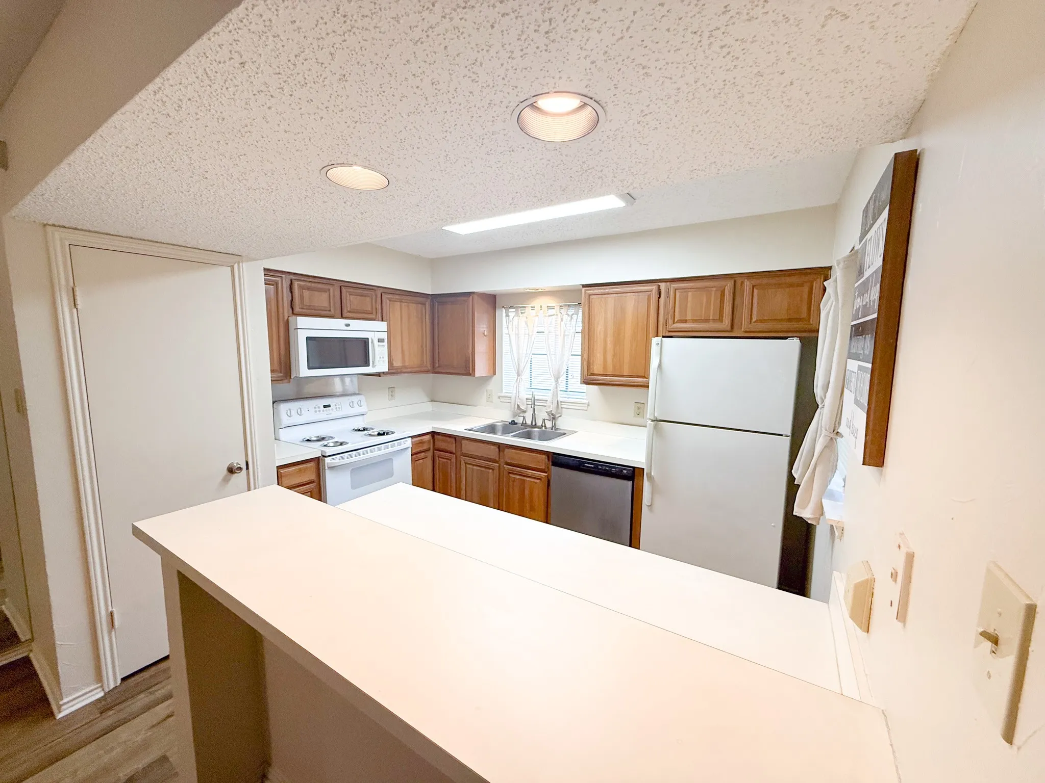 Condominium For Sale in Dallas County , 15221 Berry Trail #106, Dallas, Texas 75248, 1 Bedroom, 1 Bathroom, Garage spaces, 756 Sqft, built in 1981, mls#21326265, Real Estate Agent in Dallas, Homes For Sale in Dallas county, Homes For Sale in Dallas, Realtor in Dallas Texas, Real Estate Brokerage Independent Realty Texas, Luminita Cordes Realtor