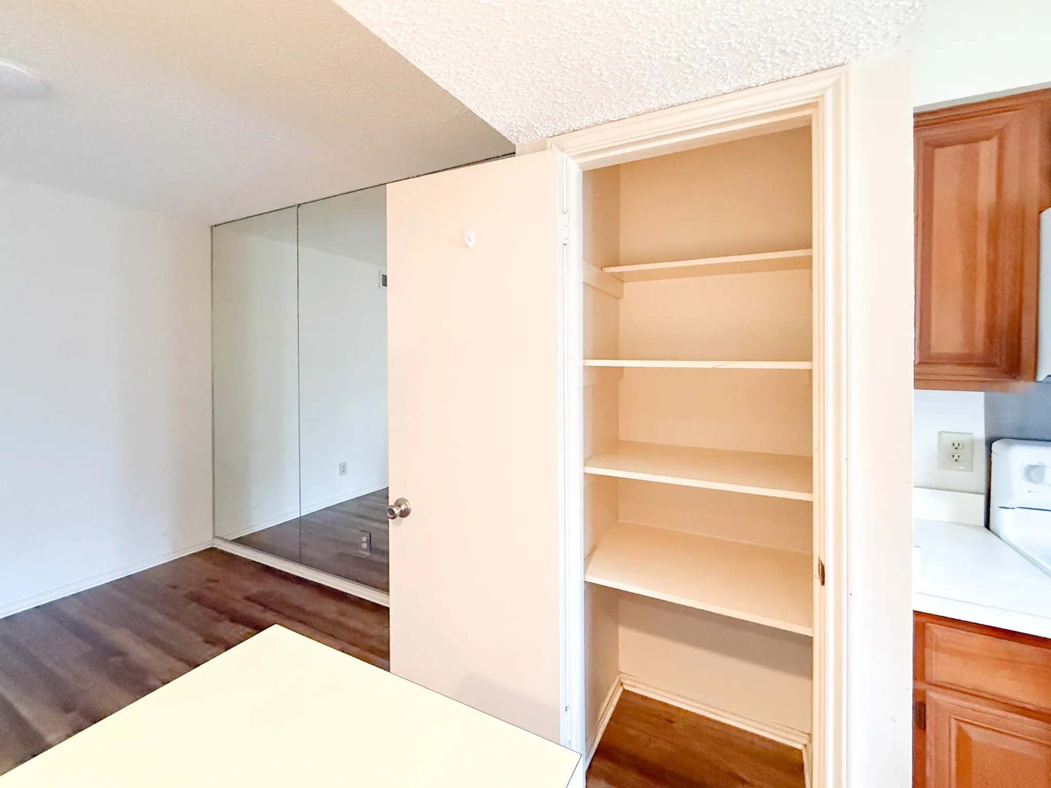 Condominium For Sale in Dallas County , 15221 Berry Trail #106, Dallas, Texas 75248, 1 Bedroom, 1 Bathroom, Garage spaces, 756 Sqft, built in 1981, mls#21326265, Real Estate Agent in Dallas, Homes For Sale in Dallas county, Homes For Sale in Dallas, Realtor in Dallas Texas, Real Estate Brokerage Independent Realty Texas, Luminita Cordes Realtor