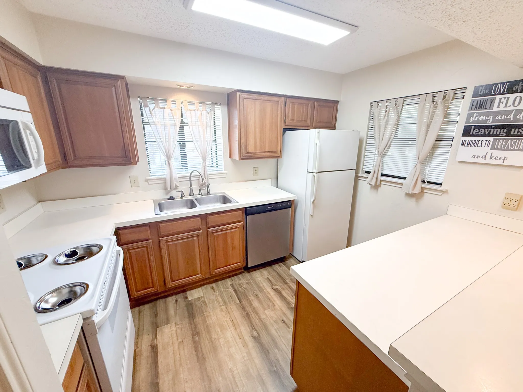 Condominium For Sale in Dallas County , 15221 Berry Trail #106, Dallas, Texas 75248, 1 Bedroom, 1 Bathroom, Garage spaces, 756 Sqft, built in 1981, mls#21326265, Real Estate Agent in Dallas, Homes For Sale in Dallas county, Homes For Sale in Dallas, Realtor in Dallas Texas, Real Estate Brokerage Independent Realty Texas, Luminita Cordes Realtor