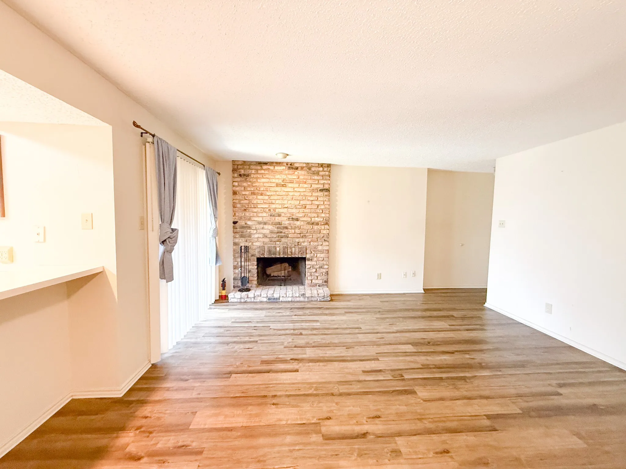 Condominium For Sale in Dallas County , 15221 Berry Trail #106, Dallas, Texas 75248, 1 Bedroom, 1 Bathroom, Garage spaces, 756 Sqft, built in 1981, mls#21326265, Real Estate Agent in Dallas, Homes For Sale in Dallas county, Homes For Sale in Dallas, Realtor in Dallas Texas, Real Estate Brokerage Independent Realty Texas, Luminita Cordes Realtor