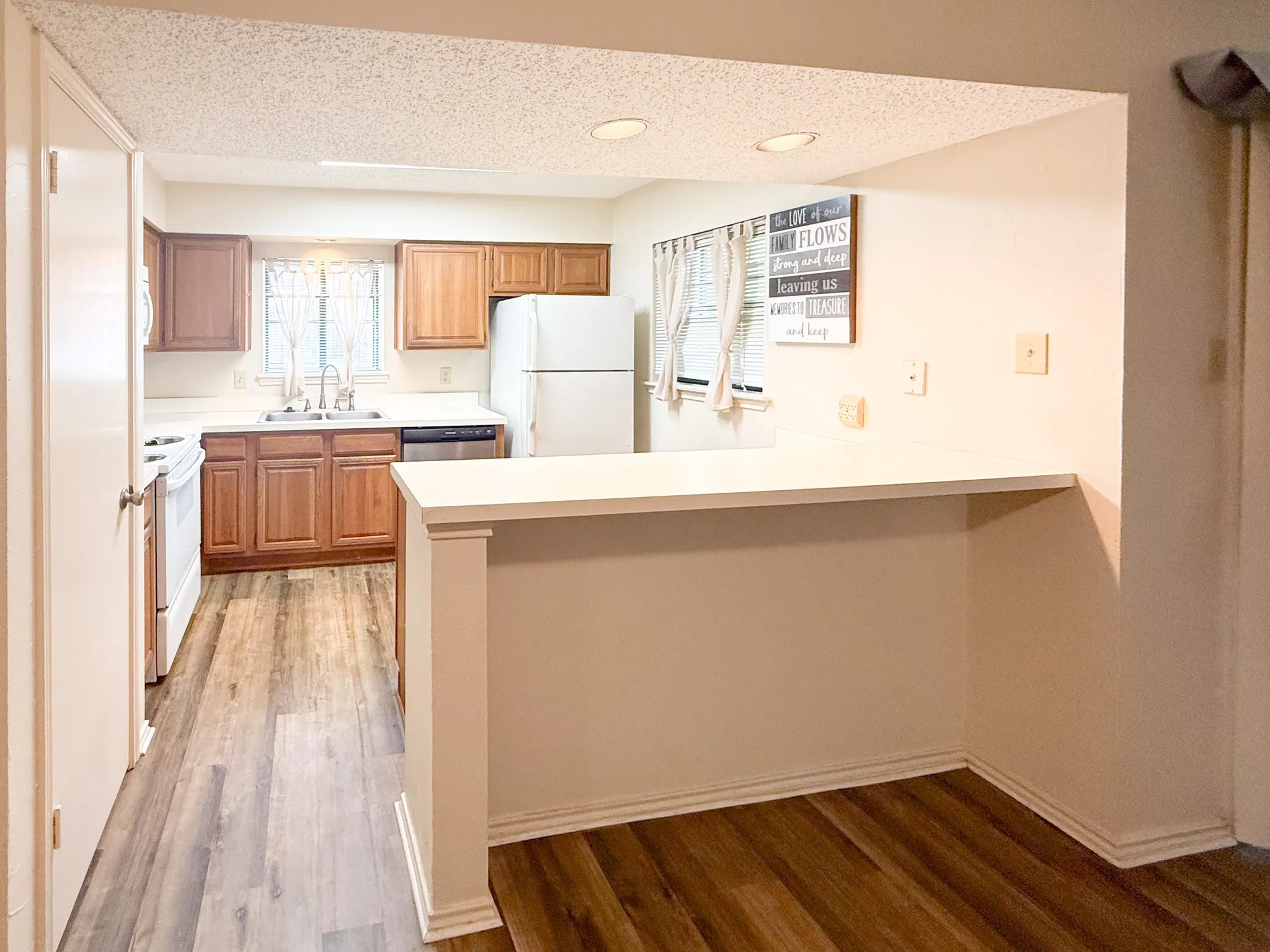 Condominium For Sale in Dallas County , 15221 Berry Trail #106, Dallas, Texas 75248, 1 Bedroom, 1 Bathroom, Garage spaces, 756 Sqft, built in 1981, mls#21326265, Real Estate Agent in Dallas, Homes For Sale in Dallas county, Homes For Sale in Dallas, Realtor in Dallas Texas, Real Estate Brokerage Independent Realty Texas, Luminita Cordes Realtor