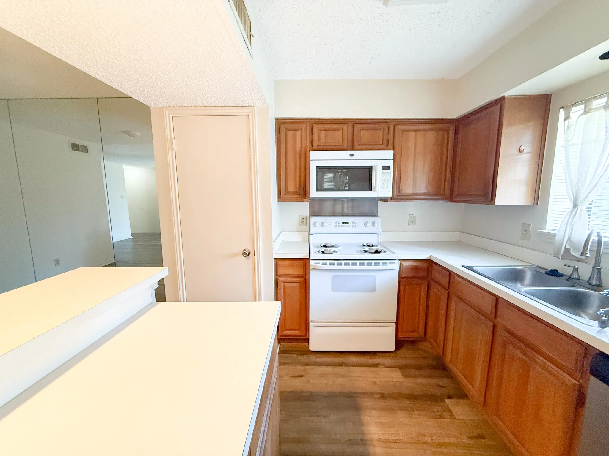 Condominium For Sale in Dallas County , 15221 Berry Trail #106, Dallas, Texas 75248, 1 Bedroom, 1 Bathroom, Garage spaces, 756 Sqft, built in 1981, mls#21326265, Real Estate Agent in Dallas, Homes For Sale in Dallas county, Homes For Sale in Dallas, Realtor in Dallas Texas, Real Estate Brokerage Independent Realty Texas, Luminita Cordes Realtor