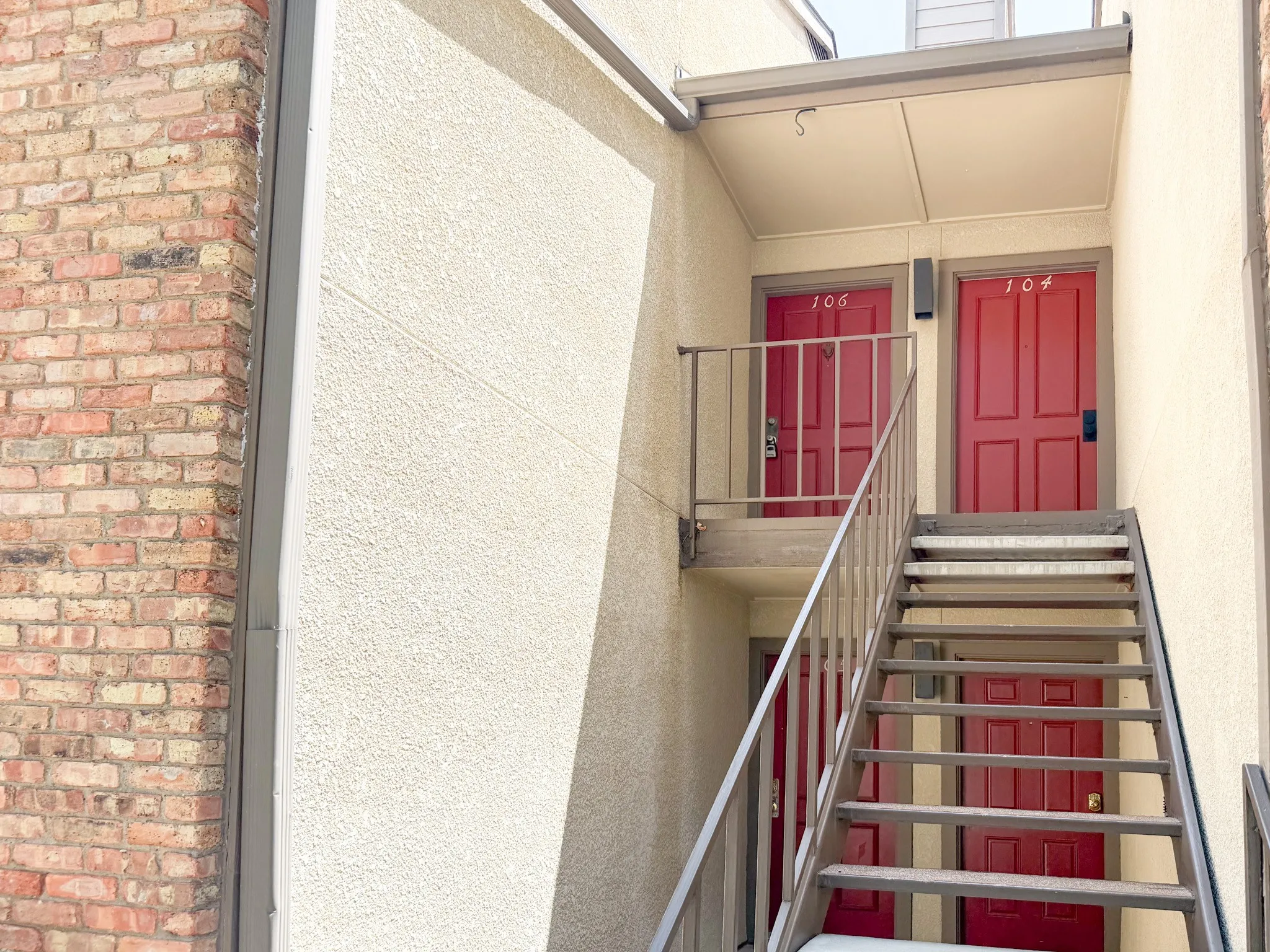 Condominium For Sale in Dallas County , 15221 Berry Trail #106, Dallas, Texas 75248, 1 Bedroom, 1 Bathroom, Garage spaces, 756 Sqft, built in 1981, mls#21326265, Real Estate Agent in Dallas, Homes For Sale in Dallas county, Homes For Sale in Dallas, Realtor in Dallas Texas, Real Estate Brokerage Independent Realty Texas, Luminita Cordes Realtor