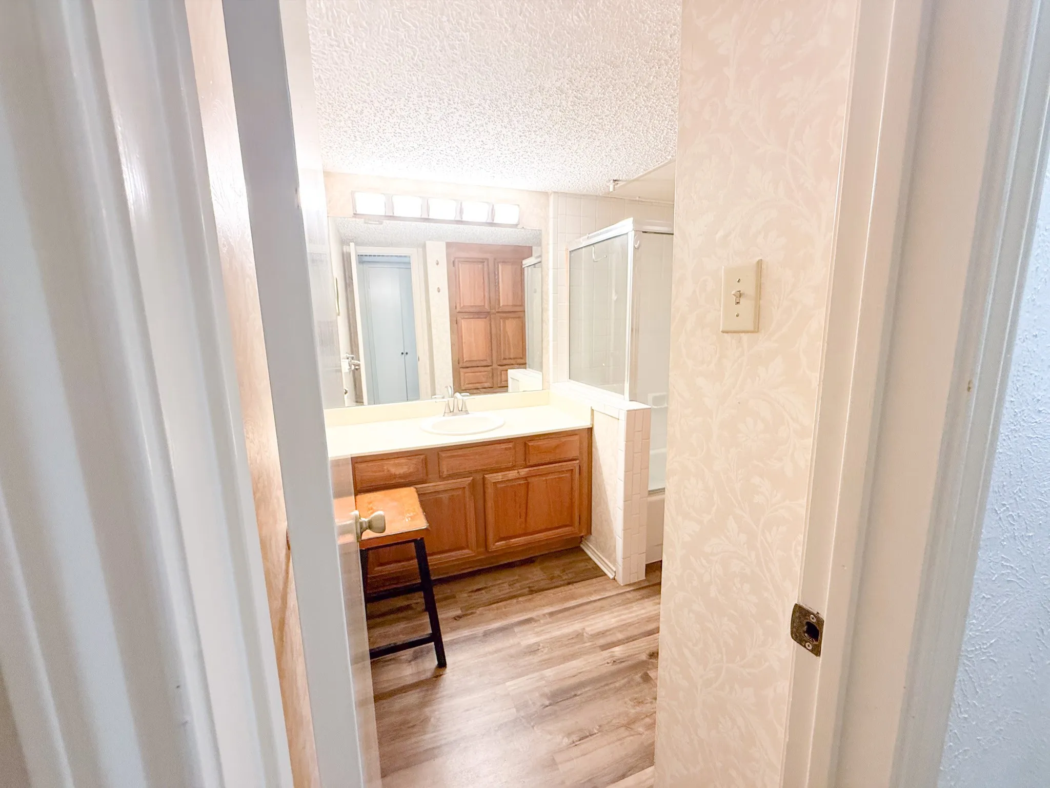 Condominium For Sale in Dallas County , 15221 Berry Trail #106, Dallas, Texas 75248, 1 Bedroom, 1 Bathroom, Garage spaces, 756 Sqft, built in 1981, mls#21326265, Real Estate Agent in Dallas, Homes For Sale in Dallas county, Homes For Sale in Dallas, Realtor in Dallas Texas, Real Estate Brokerage Independent Realty Texas, Luminita Cordes Realtor