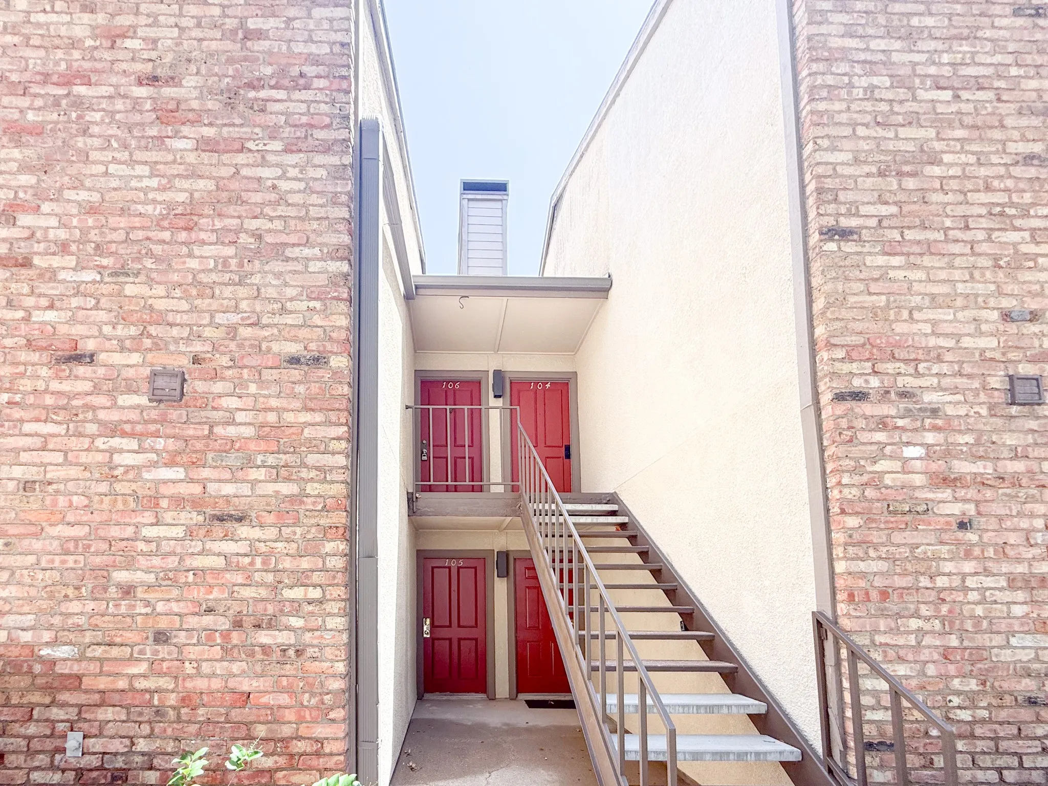 Condominium For Sale in Dallas County , 15221 Berry Trail #106, Dallas, Texas 75248, 1 Bedroom, 1 Bathroom, Garage spaces, 756 Sqft, built in 1981, mls#21326265, Real Estate Agent in Dallas, Homes For Sale in Dallas county, Homes For Sale in Dallas, Realtor in Dallas Texas, Real Estate Brokerage Independent Realty Texas, Luminita Cordes Realtor