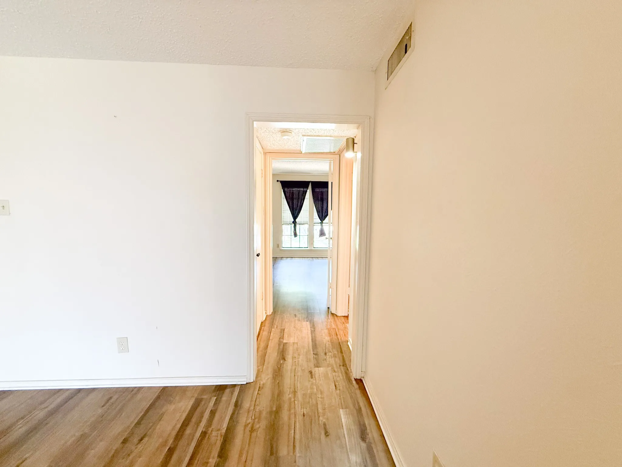 Condominium For Sale in Dallas County , 15221 Berry Trail #106, Dallas, Texas 75248, 1 Bedroom, 1 Bathroom, Garage spaces, 756 Sqft, built in 1981, mls#21326265, Real Estate Agent in Dallas, Homes For Sale in Dallas county, Homes For Sale in Dallas, Realtor in Dallas Texas, Real Estate Brokerage Independent Realty Texas, Luminita Cordes Realtor