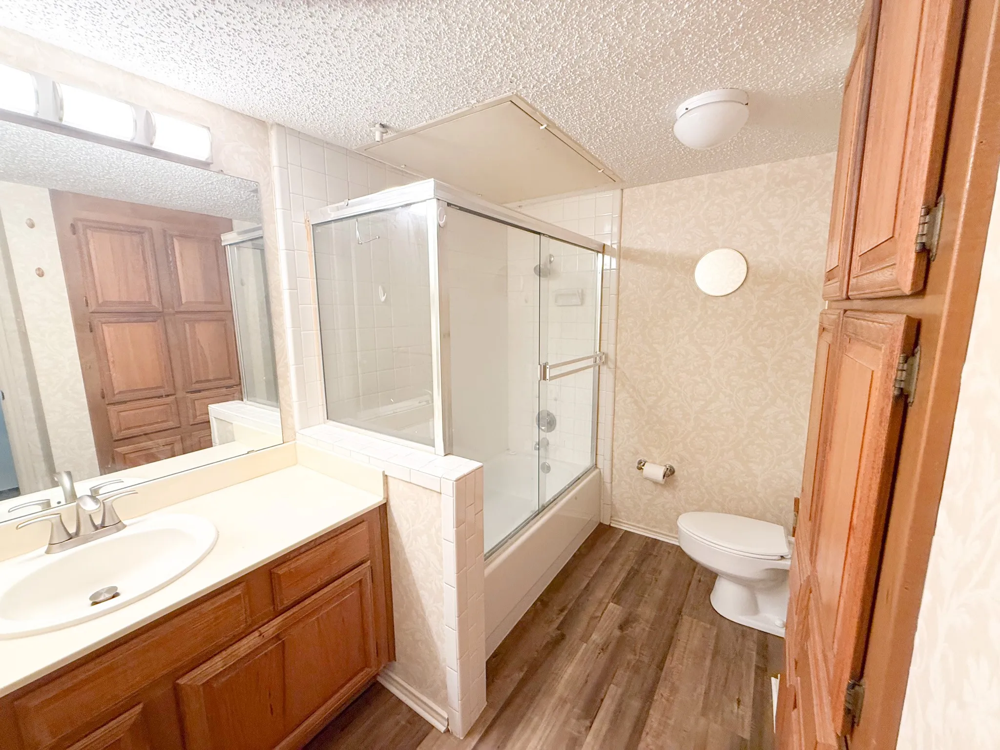 Condominium For Sale in Dallas County , 15221 Berry Trail #106, Dallas, Texas 75248, 1 Bedroom, 1 Bathroom, Garage spaces, 756 Sqft, built in 1981, mls#21326265, Real Estate Agent in Dallas, Homes For Sale in Dallas county, Homes For Sale in Dallas, Realtor in Dallas Texas, Real Estate Brokerage Independent Realty Texas, Luminita Cordes Realtor