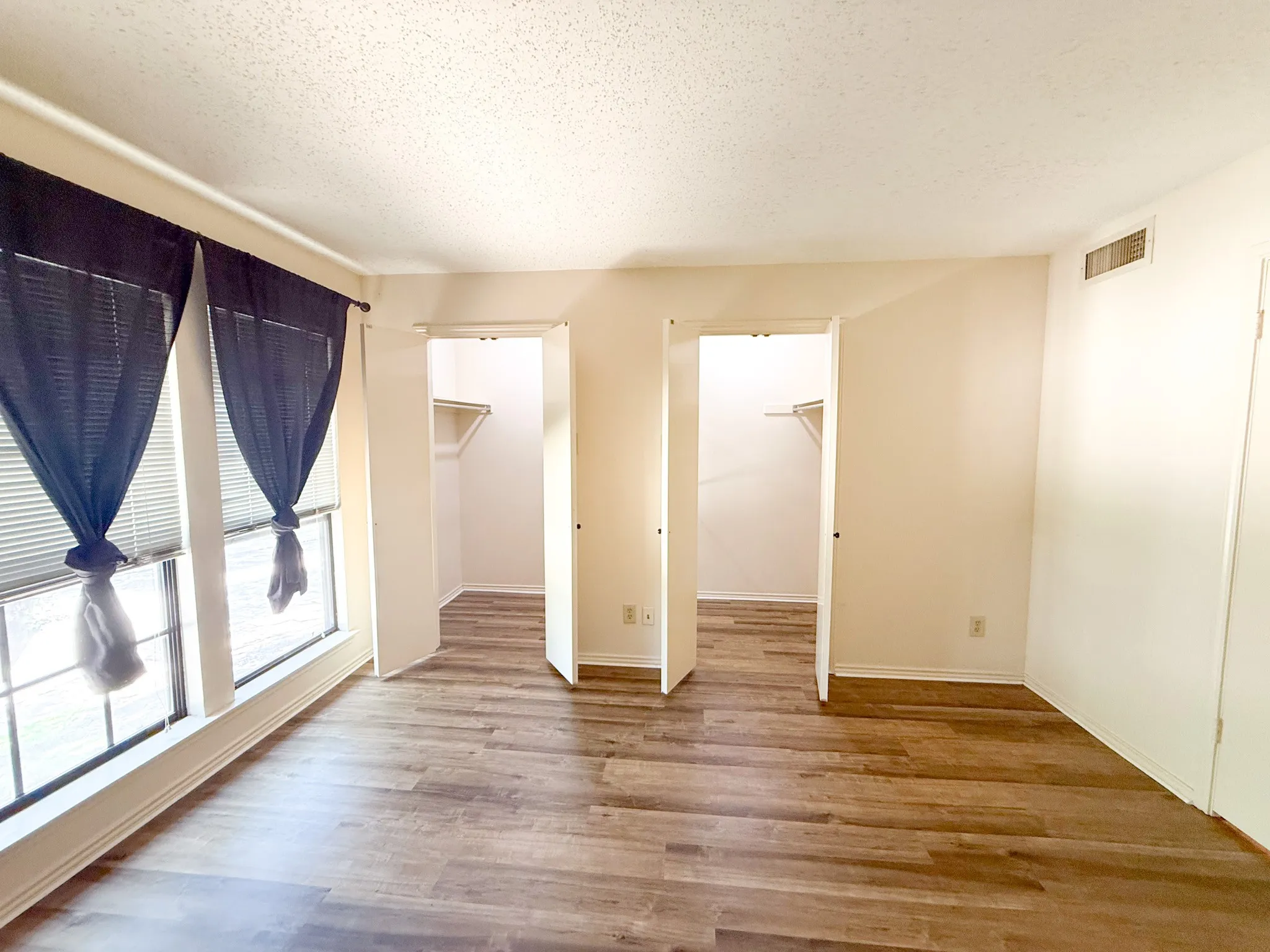 Condominium For Sale in Dallas County , 15221 Berry Trail #106, Dallas, Texas 75248, 1 Bedroom, 1 Bathroom, Garage spaces, 756 Sqft, built in 1981, mls#21326265, Real Estate Agent in Dallas, Homes For Sale in Dallas county, Homes For Sale in Dallas, Realtor in Dallas Texas, Real Estate Brokerage Independent Realty Texas, Luminita Cordes Realtor