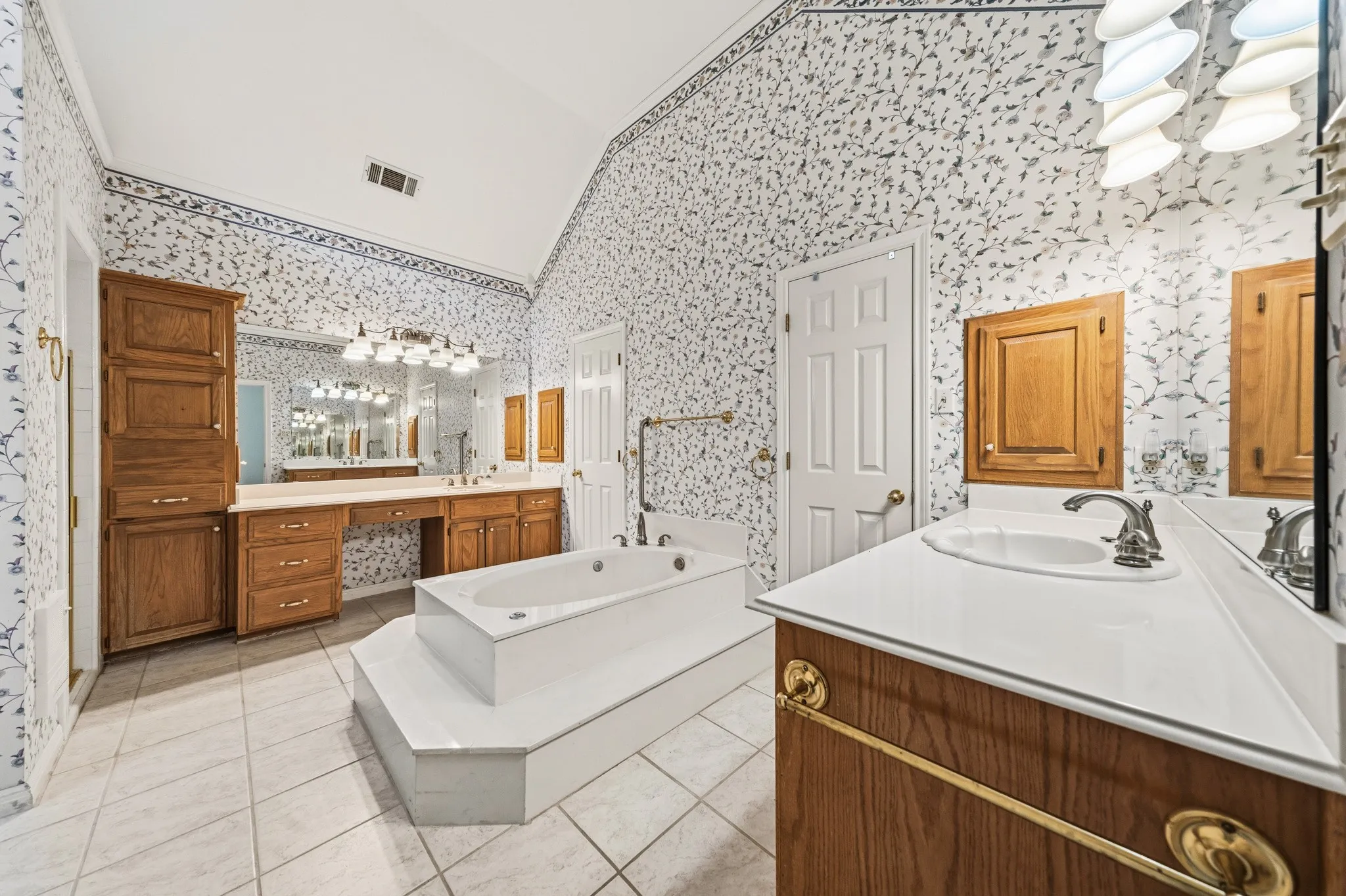 Single Family Residence For Sale in Mc Lennan County , 10000 Stony Point Drive, Woodway, Texas 76712, 5 Bedroom, 3 Bathroom, 2 Garage spaces, 3,578 Sqft, built in 1989, mls#21323075, Real Estate Agent in Woodway, Homes For Sale in Mc Lennan county, Homes For Sale in Woodway, Realtor in Woodway Texas, Real Estate Brokerage Independent Realty Texas, Luminita Cordes Realtor