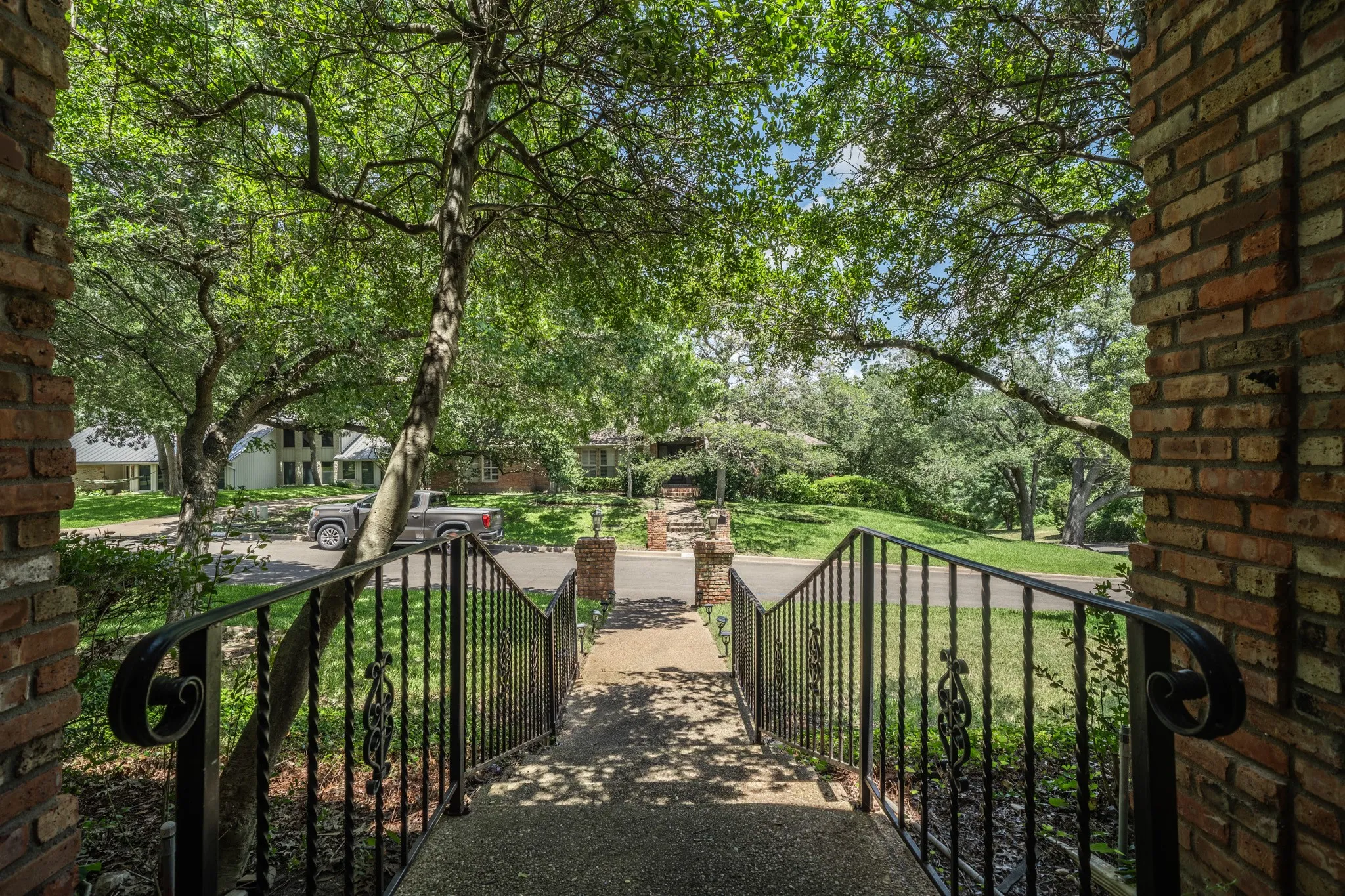 Single Family Residence For Sale in Mc Lennan County , 10000 Stony Point Drive, Woodway, Texas 76712, 5 Bedroom, 3 Bathroom, 2 Garage spaces, 3,578 Sqft, built in 1989, mls#21323075, Real Estate Agent in Woodway, Homes For Sale in Mc Lennan county, Homes For Sale in Woodway, Realtor in Woodway Texas, Real Estate Brokerage Independent Realty Texas, Luminita Cordes Realtor