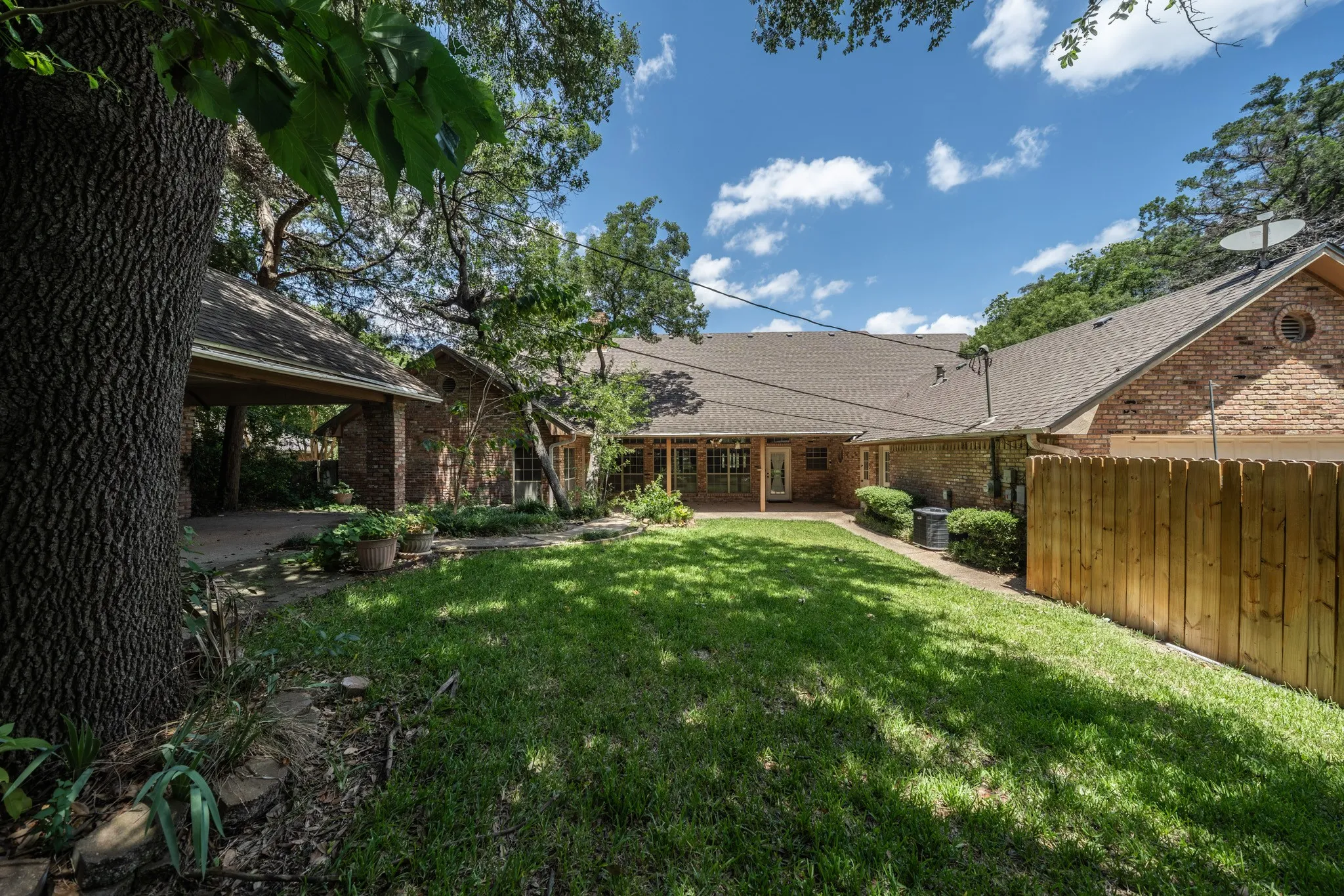 Single Family Residence For Sale in Mc Lennan County , 10000 Stony Point Drive, Woodway, Texas 76712, 5 Bedroom, 3 Bathroom, 2 Garage spaces, 3,578 Sqft, built in 1989, mls#21323075, Real Estate Agent in Woodway, Homes For Sale in Mc Lennan county, Homes For Sale in Woodway, Realtor in Woodway Texas, Real Estate Brokerage Independent Realty Texas, Luminita Cordes Realtor