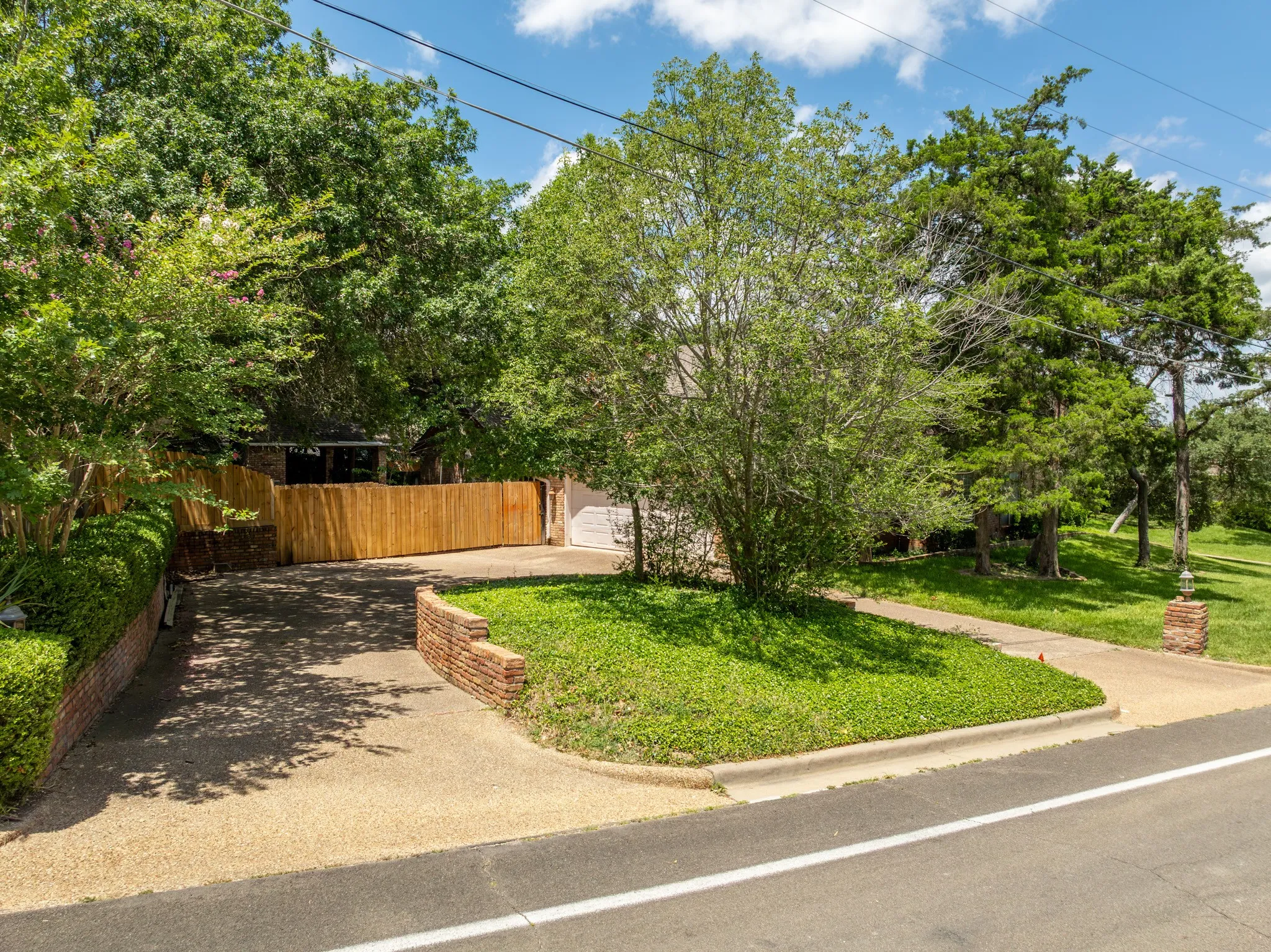 Single Family Residence For Sale in Mc Lennan County , 10000 Stony Point Drive, Woodway, Texas 76712, 5 Bedroom, 3 Bathroom, 2 Garage spaces, 3,578 Sqft, built in 1989, mls#21323075, Real Estate Agent in Woodway, Homes For Sale in Mc Lennan county, Homes For Sale in Woodway, Realtor in Woodway Texas, Real Estate Brokerage Independent Realty Texas, Luminita Cordes Realtor