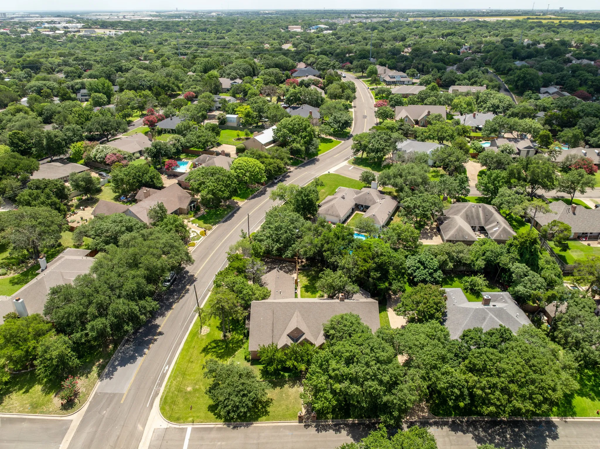Single Family Residence For Sale in Mc Lennan County , 10000 Stony Point Drive, Woodway, Texas 76712, 5 Bedroom, 3 Bathroom, 2 Garage spaces, 3,578 Sqft, built in 1989, mls#21323075, Real Estate Agent in Woodway, Homes For Sale in Mc Lennan county, Homes For Sale in Woodway, Realtor in Woodway Texas, Real Estate Brokerage Independent Realty Texas, Luminita Cordes Realtor