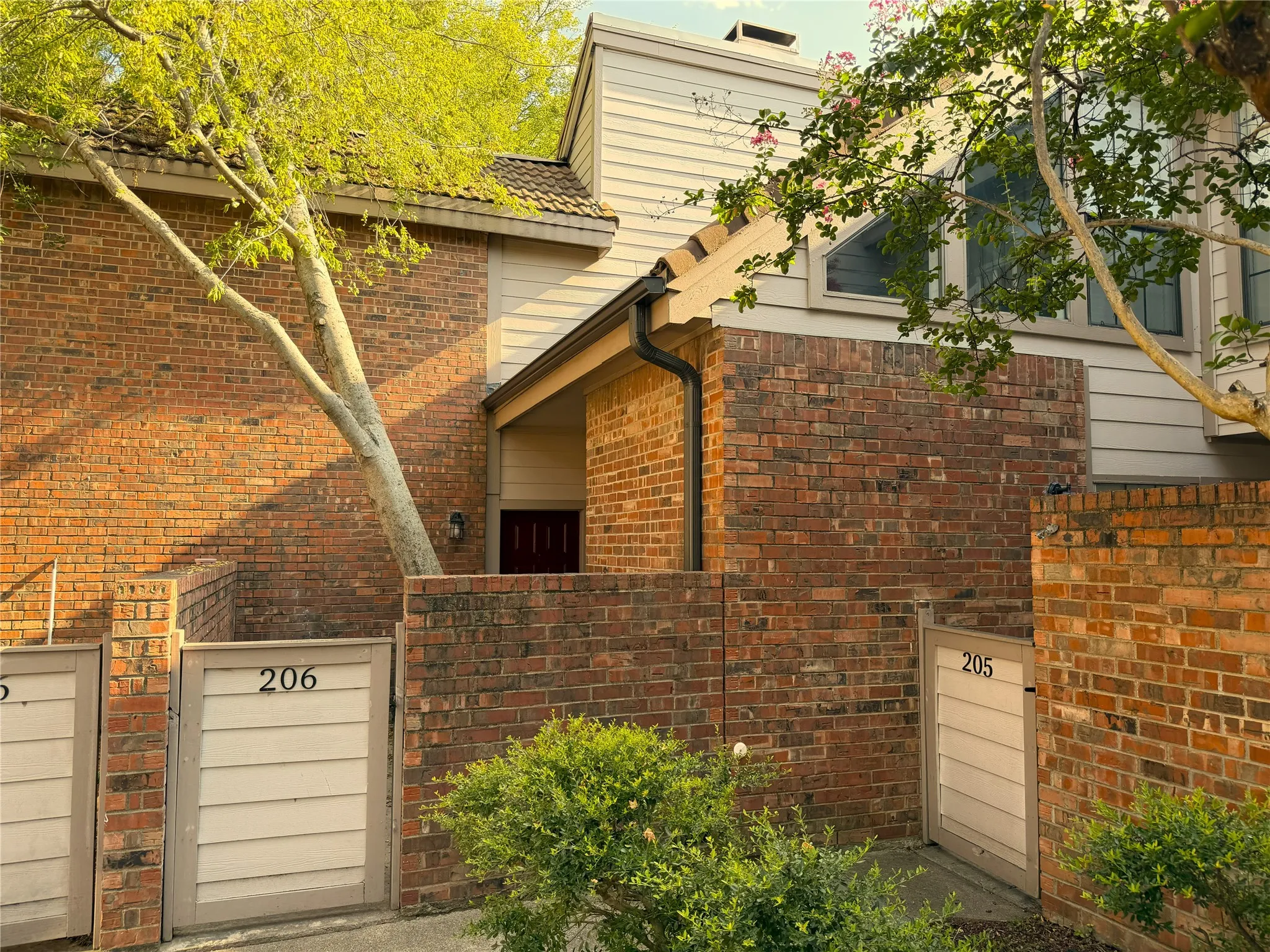 Townhouse For Sale in Collin County , 18240 Midway Road 206, Dallas, Texas 75287, 3 Bedroom, 3 Bathroom, Garage spaces, 1,176 Sqft, built in 1982, mls#21327407, Real Estate Agent in Dallas, Homes For Sale in Collin county, Homes For Sale in Dallas, Realtor in Dallas Texas, Real Estate Brokerage Independent Realty Texas, Luminita Cordes Realtor