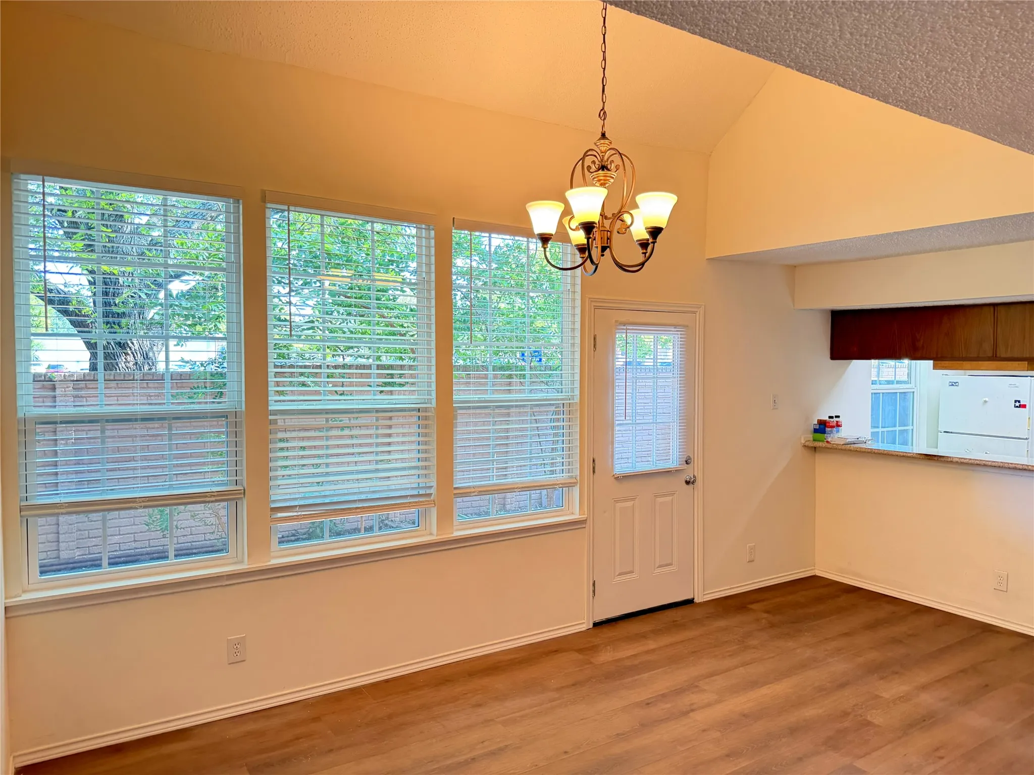 Townhouse For Sale in Collin County , 18240 Midway Road 206, Dallas, Texas 75287, 3 Bedroom, 3 Bathroom, Garage spaces, 1,176 Sqft, built in 1982, mls#21327407, Real Estate Agent in Dallas, Homes For Sale in Collin county, Homes For Sale in Dallas, Realtor in Dallas Texas, Real Estate Brokerage Independent Realty Texas, Luminita Cordes Realtor