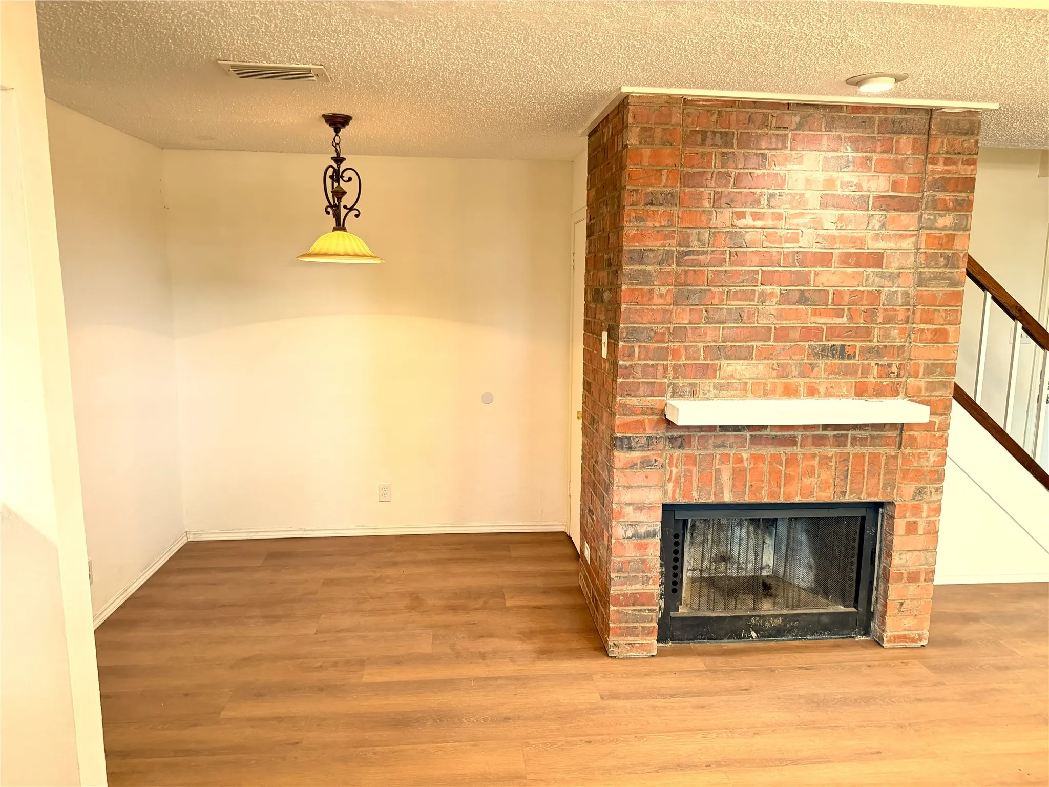 Townhouse For Sale in Collin County , 18240 Midway Road 206, Dallas, Texas 75287, 3 Bedroom, 3 Bathroom, Garage spaces, 1,176 Sqft, built in 1982, mls#21327407, Real Estate Agent in Dallas, Homes For Sale in Collin county, Homes For Sale in Dallas, Realtor in Dallas Texas, Real Estate Brokerage Independent Realty Texas, Luminita Cordes Realtor