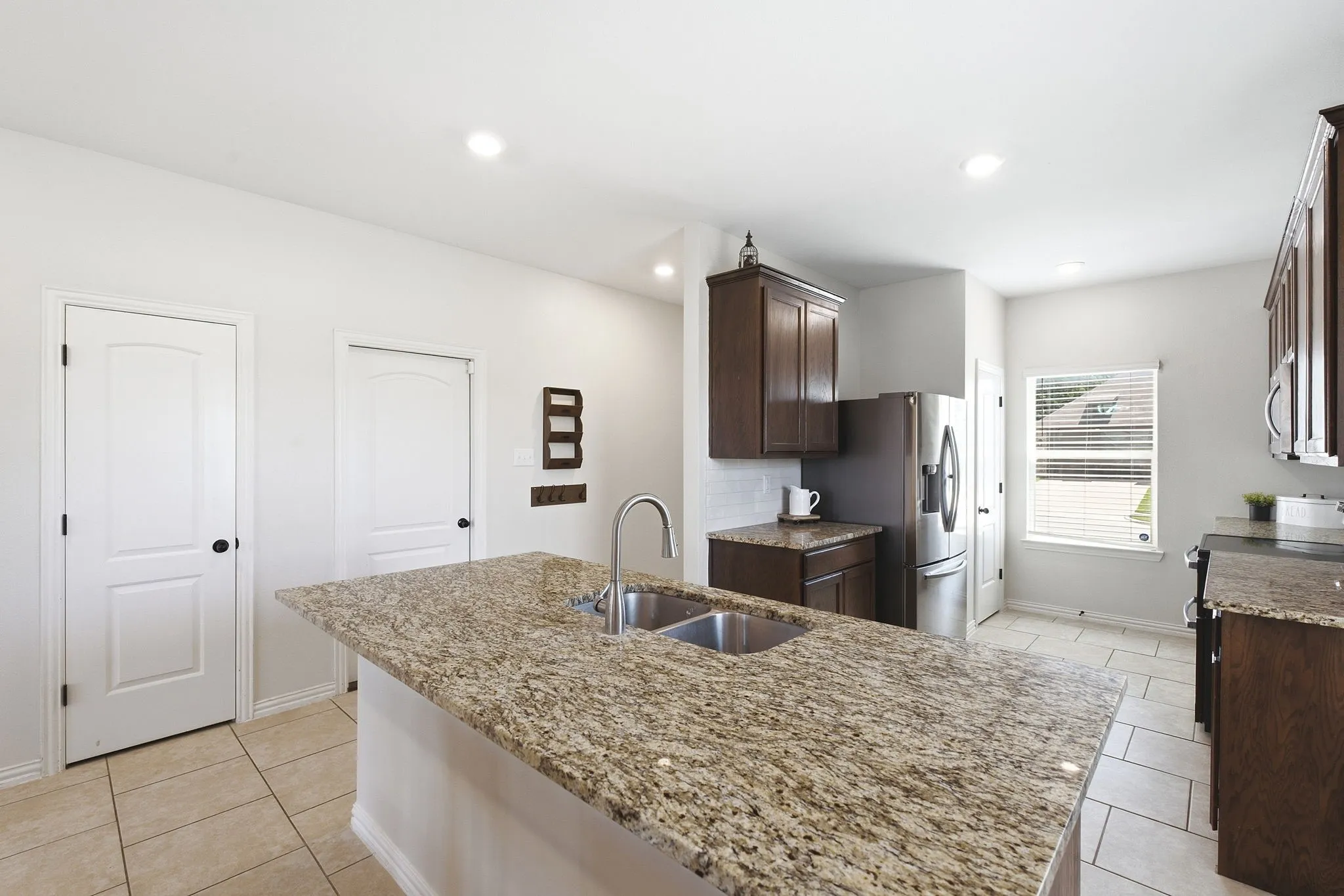 Single Family Residence For Sale in Collin County , 2112 Atlantic Avenue, Anna, Texas 75409, 5 Bedroom, 3 Bathroom, 2 Garage spaces, 2,404 Sqft, built in 2019, mls#21322145, Real Estate Agent in Anna, Homes For Sale in Collin county, Homes For Sale in Anna, Realtor in Anna Texas, Real Estate Brokerage Independent Realty Texas, Luminita Cordes Realtor