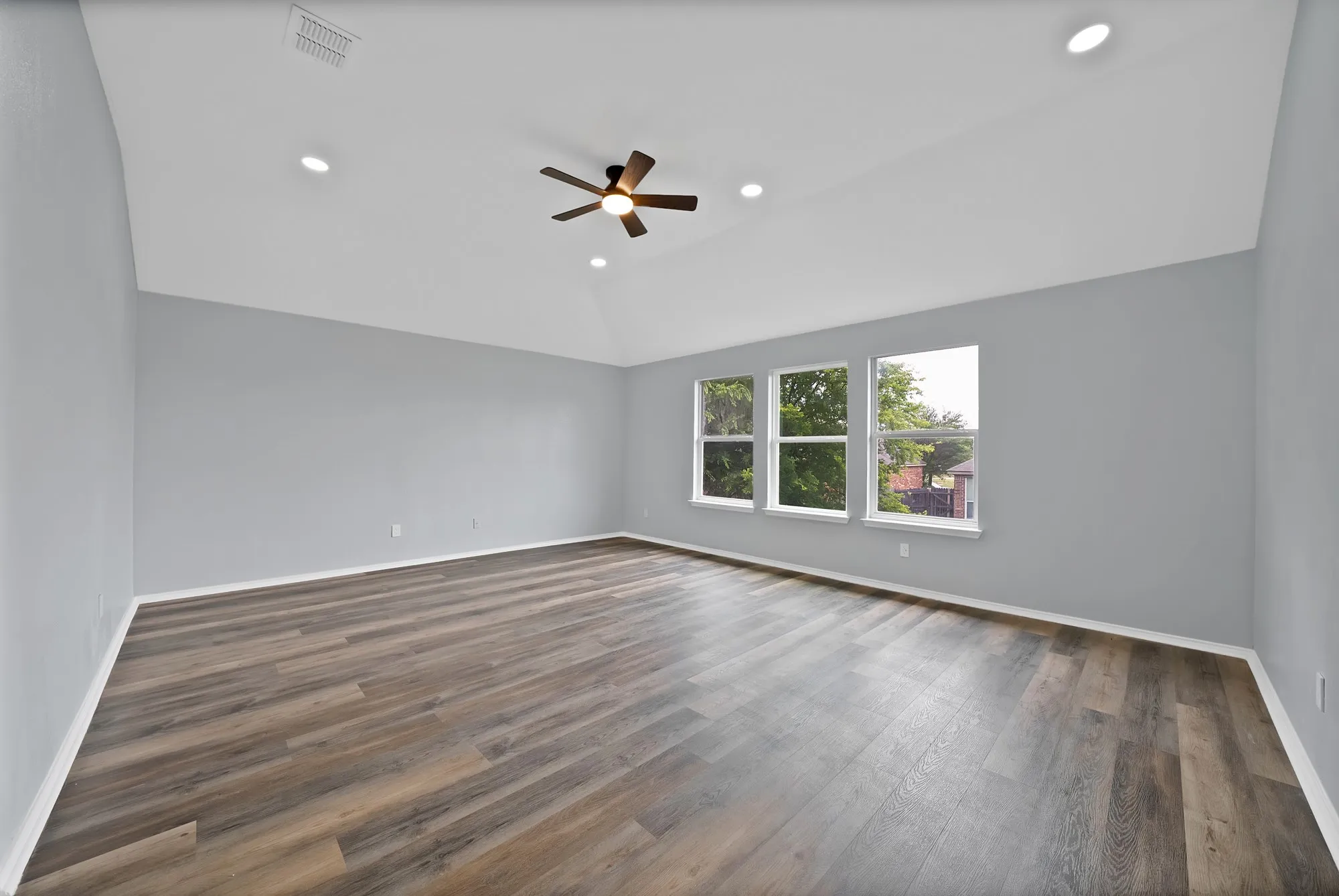 Single Family Residence For Rent in Tarrant County , 137 Heritage Drive, Crowley, Texas 76036, 4 Bedroom, 3 Bathroom, 2 Garage spaces, 2,851 Sqft, built in 2002, mls#21327336, Real Estate Agent in Crowley, Homes For Rent in Tarrant county, Homes For Rent in Crowley, Realtor in Crowley Texas, Real Estate Brokerage Independent Realty Texas, Luminita Cordes Realtor