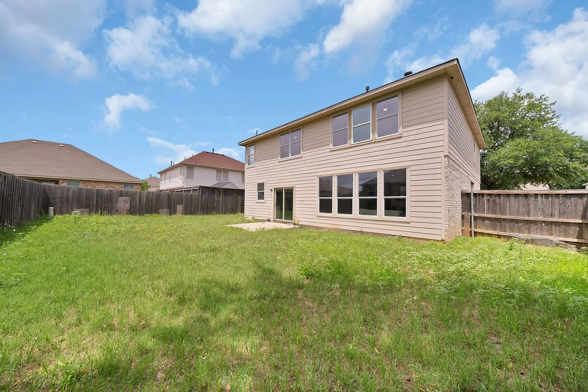 Single Family Residence For Rent in Tarrant County , 137 Heritage Drive, Crowley, Texas 76036, 4 Bedroom, 3 Bathroom, 2 Garage spaces, 2,851 Sqft, built in 2002, mls#21327336, Real Estate Agent in Crowley, Homes For Rent in Tarrant county, Homes For Rent in Crowley, Realtor in Crowley Texas, Real Estate Brokerage Independent Realty Texas, Luminita Cordes Realtor