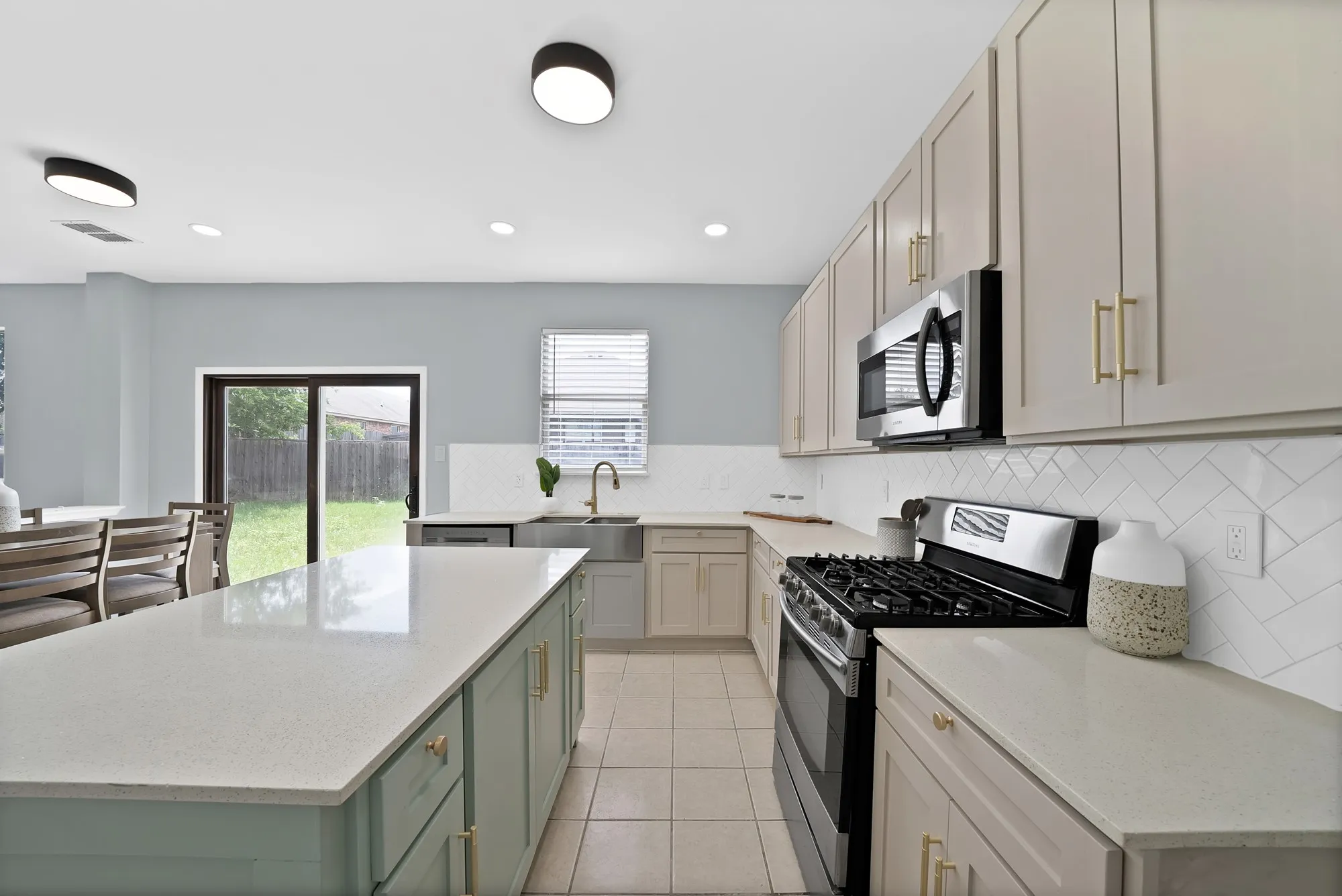 Single Family Residence For Rent in Tarrant County , 137 Heritage Drive, Crowley, Texas 76036, 4 Bedroom, 3 Bathroom, 2 Garage spaces, 2,851 Sqft, built in 2002, mls#21327336, Real Estate Agent in Crowley, Homes For Rent in Tarrant county, Homes For Rent in Crowley, Realtor in Crowley Texas, Real Estate Brokerage Independent Realty Texas, Luminita Cordes Realtor