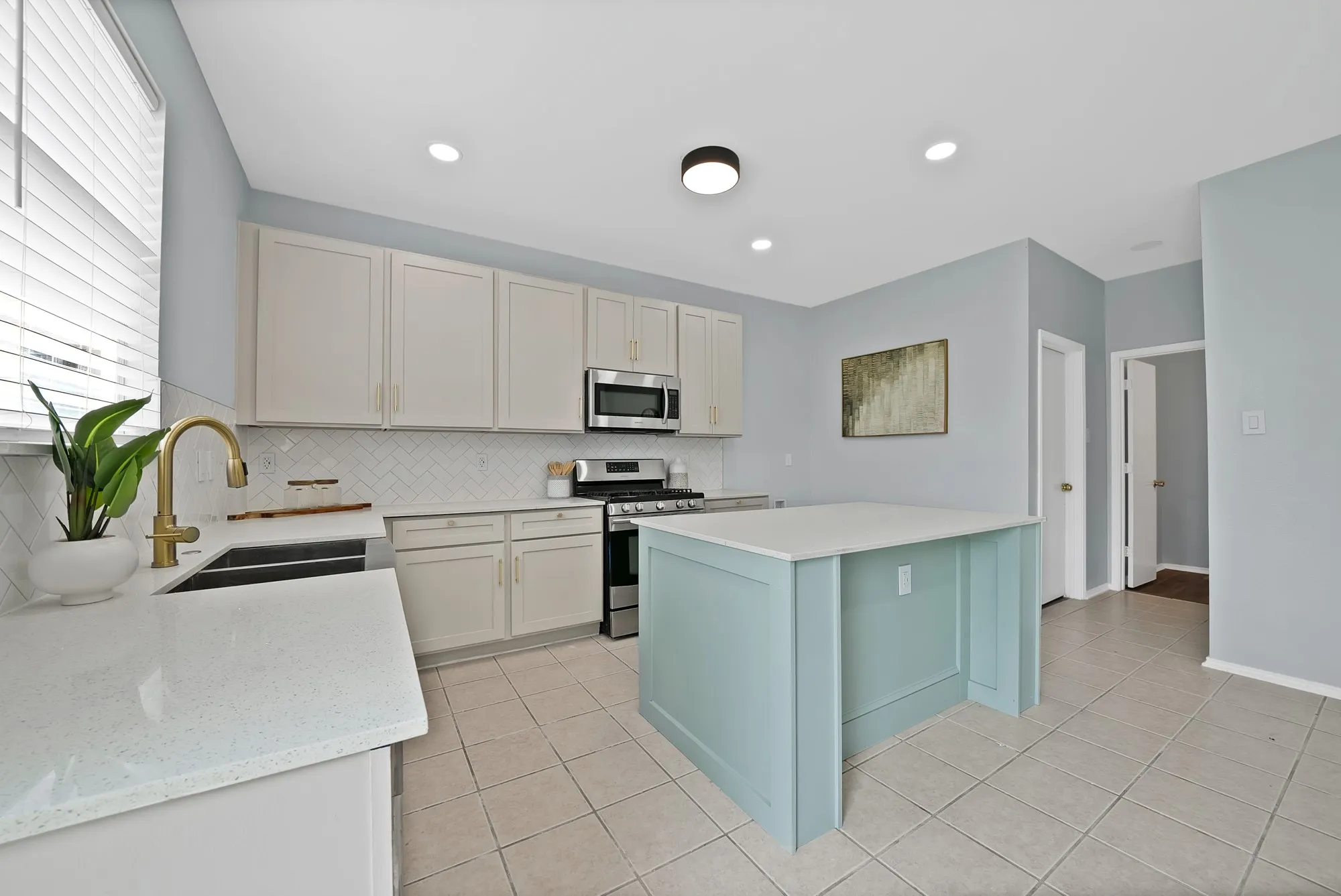 Single Family Residence For Rent in Tarrant County , 137 Heritage Drive, Crowley, Texas 76036, 4 Bedroom, 3 Bathroom, 2 Garage spaces, 2,851 Sqft, built in 2002, mls#21327336, Real Estate Agent in Crowley, Homes For Rent in Tarrant county, Homes For Rent in Crowley, Realtor in Crowley Texas, Real Estate Brokerage Independent Realty Texas, Luminita Cordes Realtor