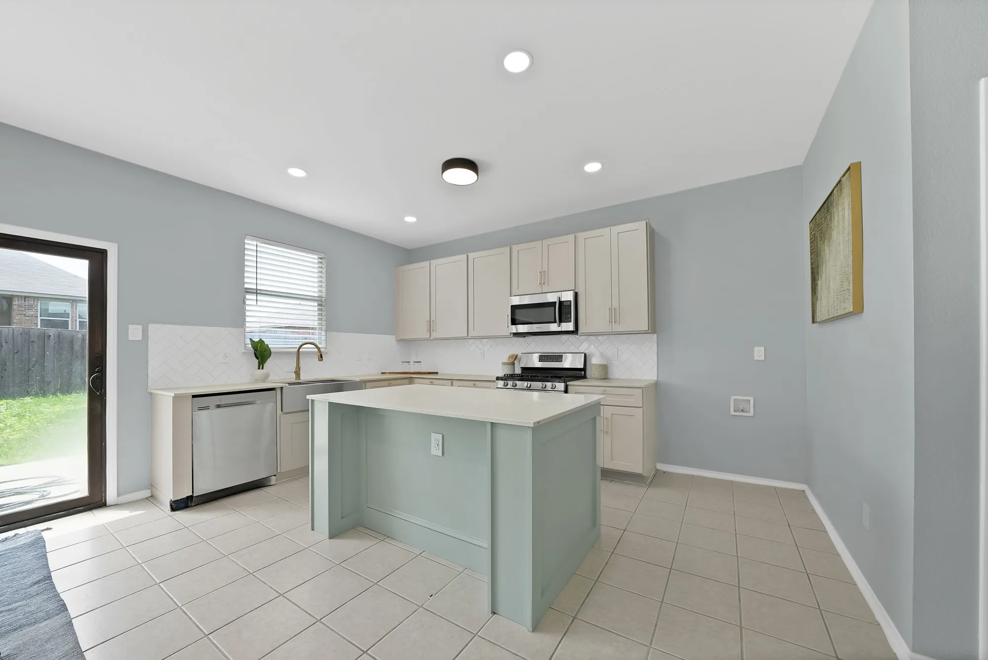 Single Family Residence For Rent in Tarrant County , 137 Heritage Drive, Crowley, Texas 76036, 4 Bedroom, 3 Bathroom, 2 Garage spaces, 2,851 Sqft, built in 2002, mls#21327336, Real Estate Agent in Crowley, Homes For Rent in Tarrant county, Homes For Rent in Crowley, Realtor in Crowley Texas, Real Estate Brokerage Independent Realty Texas, Luminita Cordes Realtor