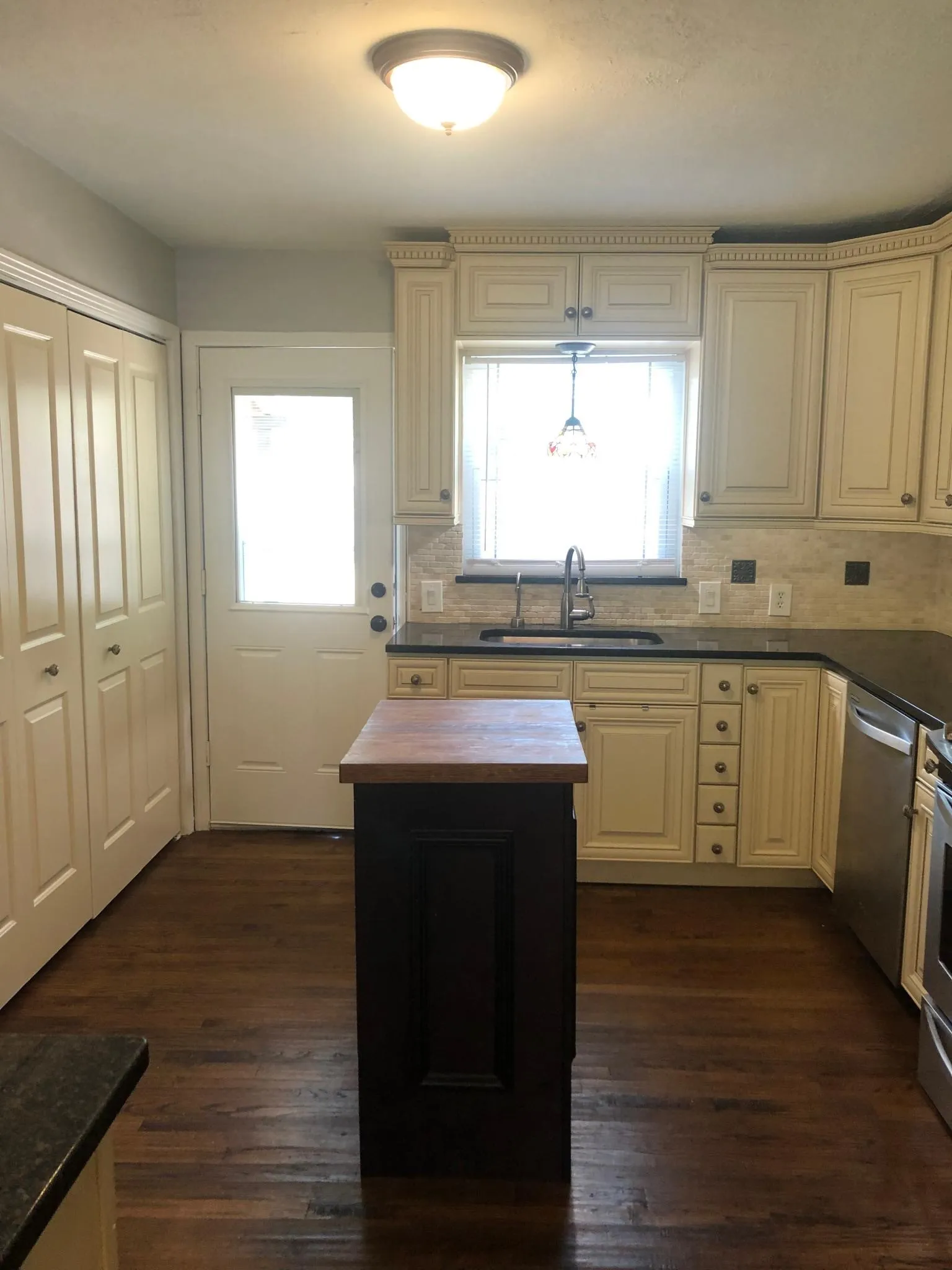 Single Family Residence For Rent in Dallas County , 3984 Park Lane, Dallas, Texas 75220, 3 Bedroom, 2 Bathroom, 1 Garage spaces, 1,349 Sqft, built in 1951, mls#21327491, Real Estate Agent in Dallas, Homes For Rent in Dallas county, Homes For Rent in Dallas, Realtor in Dallas Texas, Real Estate Brokerage Independent Realty Texas, Luminita Cordes Realtor