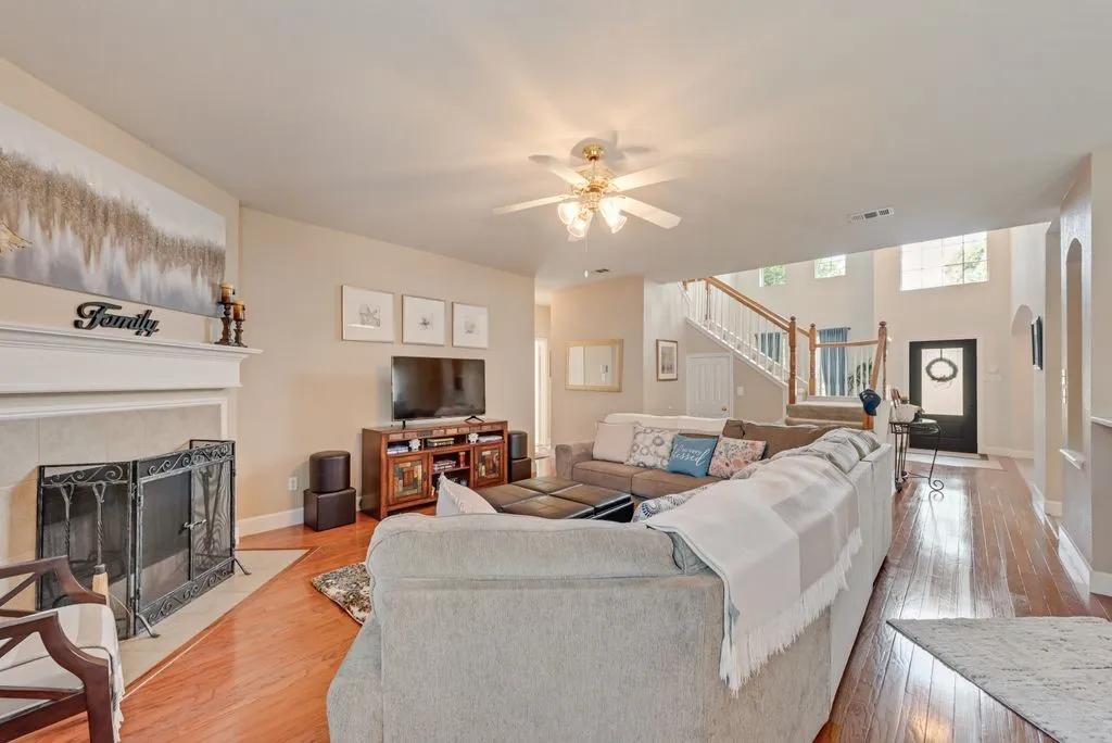 Single Family Residence For Sale in Denton County , 1157 Ducks Landing, Frisco, Texas 75033, 4 Bedroom, 3 Bathroom, 2 Garage spaces, 3,148 Sqft, built in 2003, mls#21326307, Real Estate Agent in Frisco, Homes For Sale in Denton county, Homes For Sale in Frisco, Realtor in Frisco Texas, Real Estate Brokerage Independent Realty Texas, Luminita Cordes Realtor