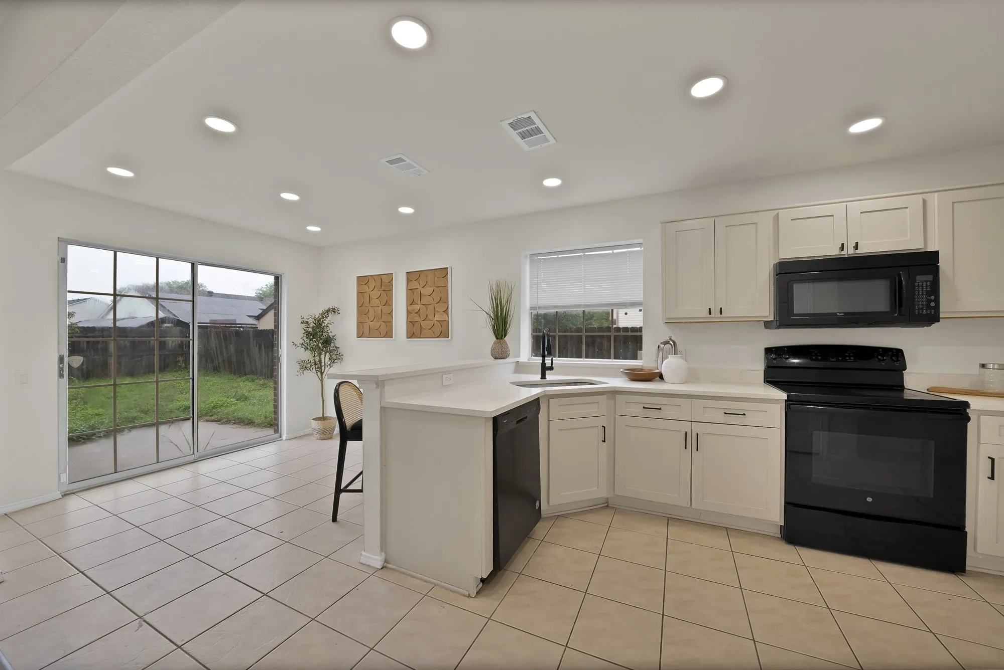 Single Family Residence For Rent in Tarrant County , 7548 Meadow Creek Drive, Fort Worth, Texas 76123, 5 Bedroom, 3 Bathroom, 2 Garage spaces, 2,396 Sqft, built in 1992, Price $2,950, mls#21327339, Real Estate Agent in Fort Worth, Homes For Rent in Tarrant county, Homes For Rent in Fort Worth, Realtor in Fort Worth Texas, Real Estate Brokerage Independent Realty Texas, Luminita Cordes Realtor