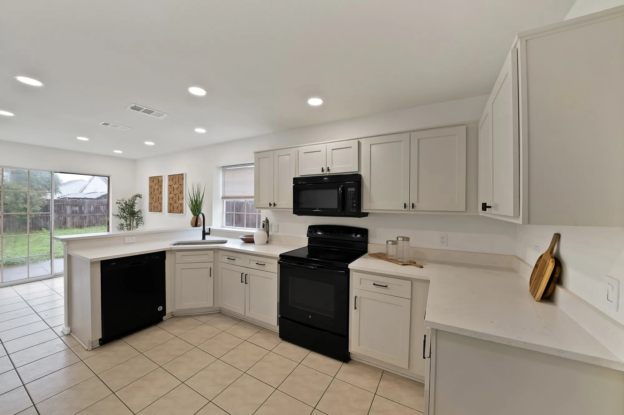 Single Family Residence For Rent in Tarrant County , 7548 Meadow Creek Drive, Fort Worth, Texas 76123, 5 Bedroom, 3 Bathroom, 2 Garage spaces, 2,396 Sqft, built in 1992, Price $2,950, mls#21327339, Real Estate Agent in Fort Worth, Homes For Rent in Tarrant county, Homes For Rent in Fort Worth, Realtor in Fort Worth Texas, Real Estate Brokerage Independent Realty Texas, Luminita Cordes Realtor