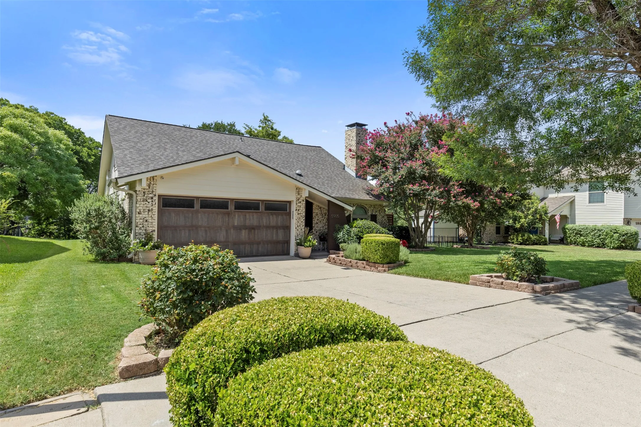 Single Family Residence For Sale in Dallas County , 5905 Galaxie Road, Garland, Texas 75044, 3 Bedroom, 2 Bathroom, 2 Garage spaces, 1,588 Sqft, built in 1979, mls#21311506, Real Estate Agent in Garland, Homes For Sale in Dallas county, Homes For Sale in Garland, Realtor in Garland Texas, Real Estate Brokerage Independent Realty Texas, Luminita Cordes Realtor
