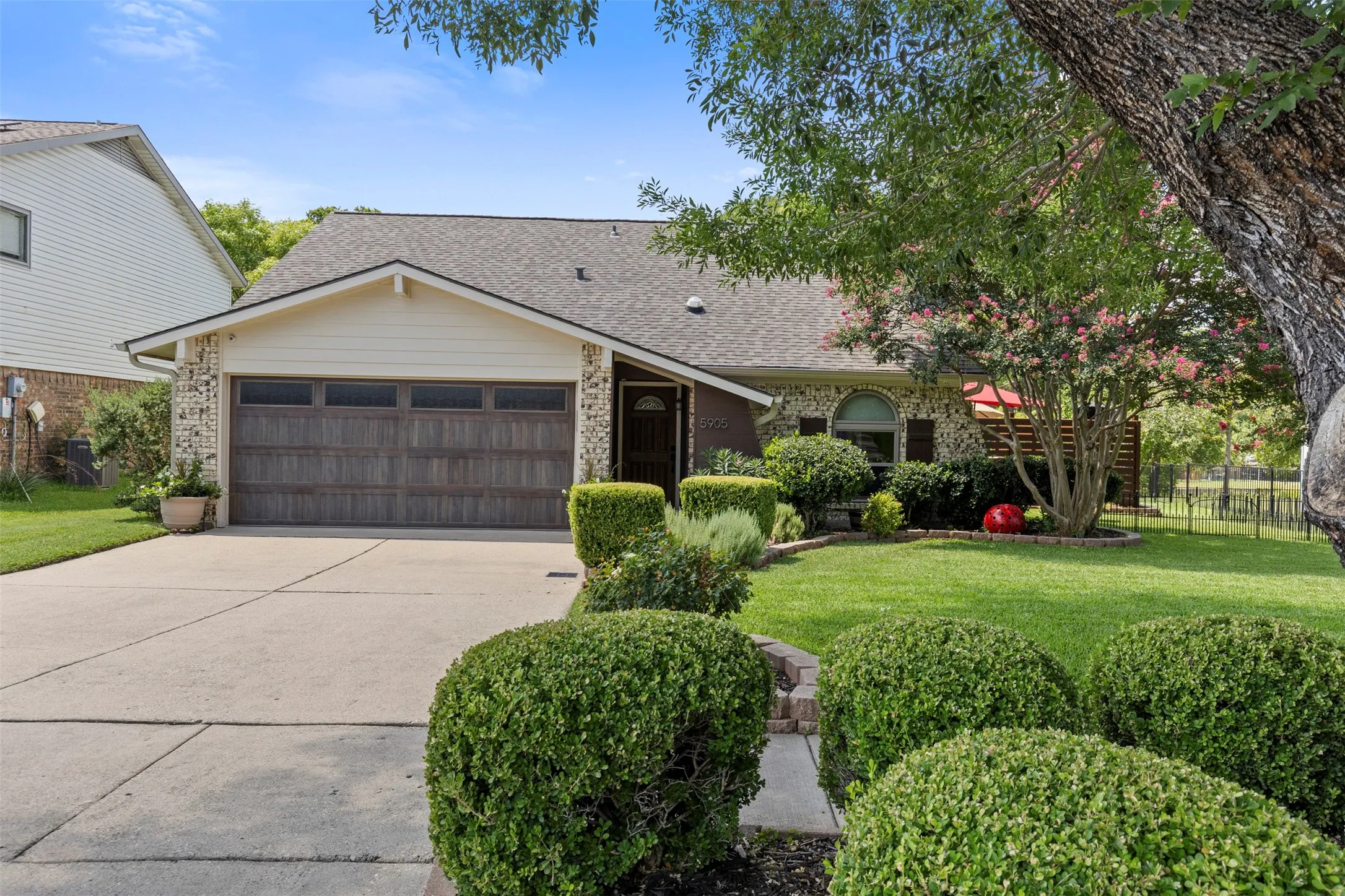 Single Family Residence For Sale in Dallas County , 5905 Galaxie Road, Garland, Texas 75044, 3 Bedroom, 2 Bathroom, 2 Garage spaces, 1,588 Sqft, built in 1979, mls#21311506, Real Estate Agent in Garland, Homes For Sale in Dallas county, Homes For Sale in Garland, Realtor in Garland Texas, Real Estate Brokerage Independent Realty Texas, Luminita Cordes Realtor