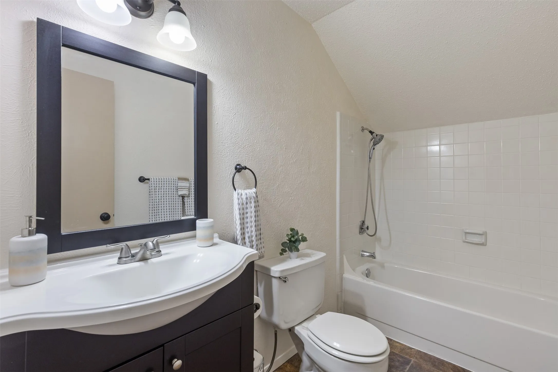 Single Family Residence For Sale in Dallas County , 5905 Galaxie Road, Garland, Texas 75044, 3 Bedroom, 2 Bathroom, 2 Garage spaces, 1,588 Sqft, built in 1979, mls#21311506, Real Estate Agent in Garland, Homes For Sale in Dallas county, Homes For Sale in Garland, Realtor in Garland Texas, Real Estate Brokerage Independent Realty Texas, Luminita Cordes Realtor