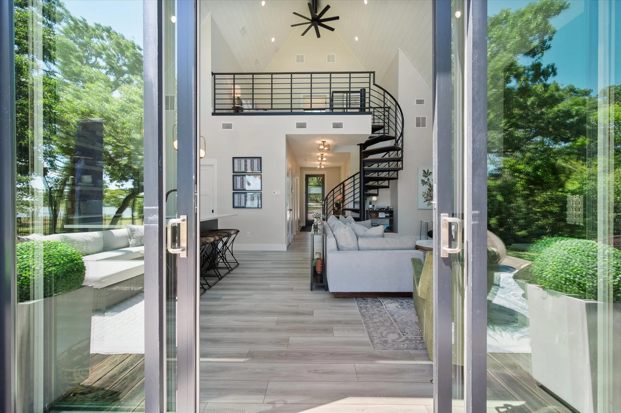 Step outside and enjoy effortless indoor-outdoor lake living.