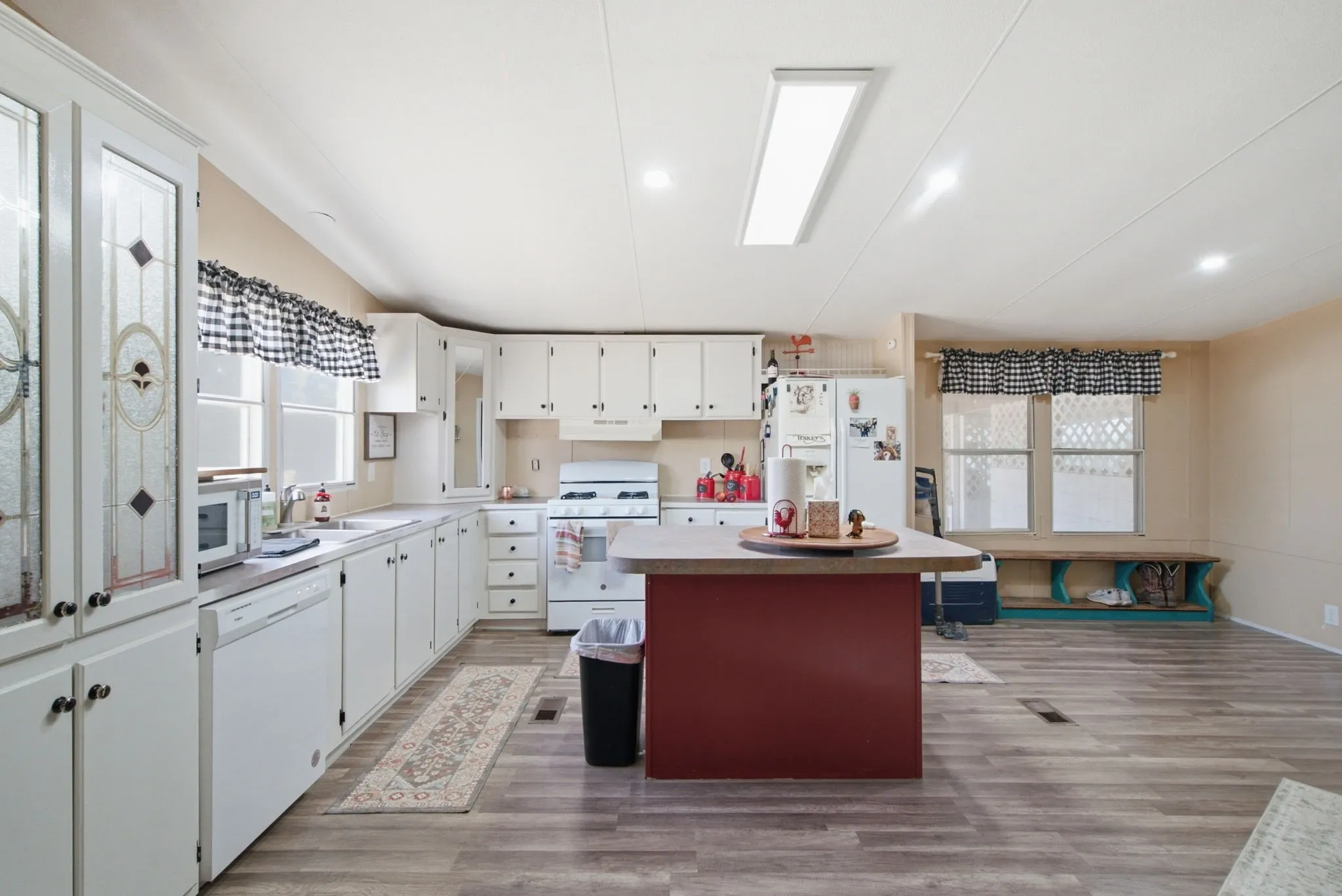 Mobile Home For Sale in Hood County , 7237 Hayworth Highway, Granbury, Texas 76048, 3 Bedroom, 2 Bathroom, Garage spaces, 1,782 Sqft, built in 1996, mls#21322483, Real Estate Agent in Granbury, Homes For Sale in Hood county, Homes For Sale in Granbury, Realtor in Granbury Texas, Real Estate Brokerage Independent Realty Texas, Luminita Cordes Realtor