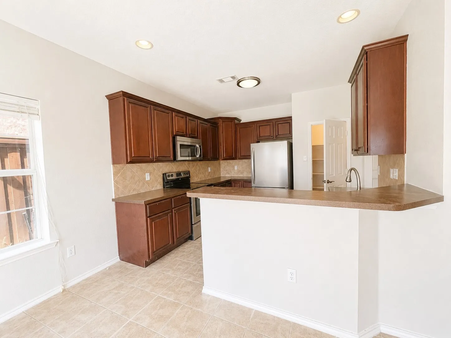 Duplex For Rent in Denton County , 127 Castleridge Drive B, Little Elm, Texas 75068, 3 Bedroom, 3 Bathroom, 2 Garage spaces, 1,630 Sqft, built in 2006, mls#21322141, Real Estate Agent in Little Elm, Homes For Rent in Denton county, Homes For Rent in Little Elm, Realtor in Little Elm Texas, Real Estate Brokerage Independent Realty Texas, Luminita Cordes Realtor