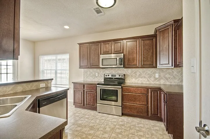Duplex For Rent in Denton County , 127 Castleridge Drive B, Little Elm, Texas 75068, 3 Bedroom, 3 Bathroom, 2 Garage spaces, 1,630 Sqft, built in 2006, mls#21322141, Real Estate Agent in Little Elm, Homes For Rent in Denton county, Homes For Rent in Little Elm, Realtor in Little Elm Texas, Real Estate Brokerage Independent Realty Texas, Luminita Cordes Realtor