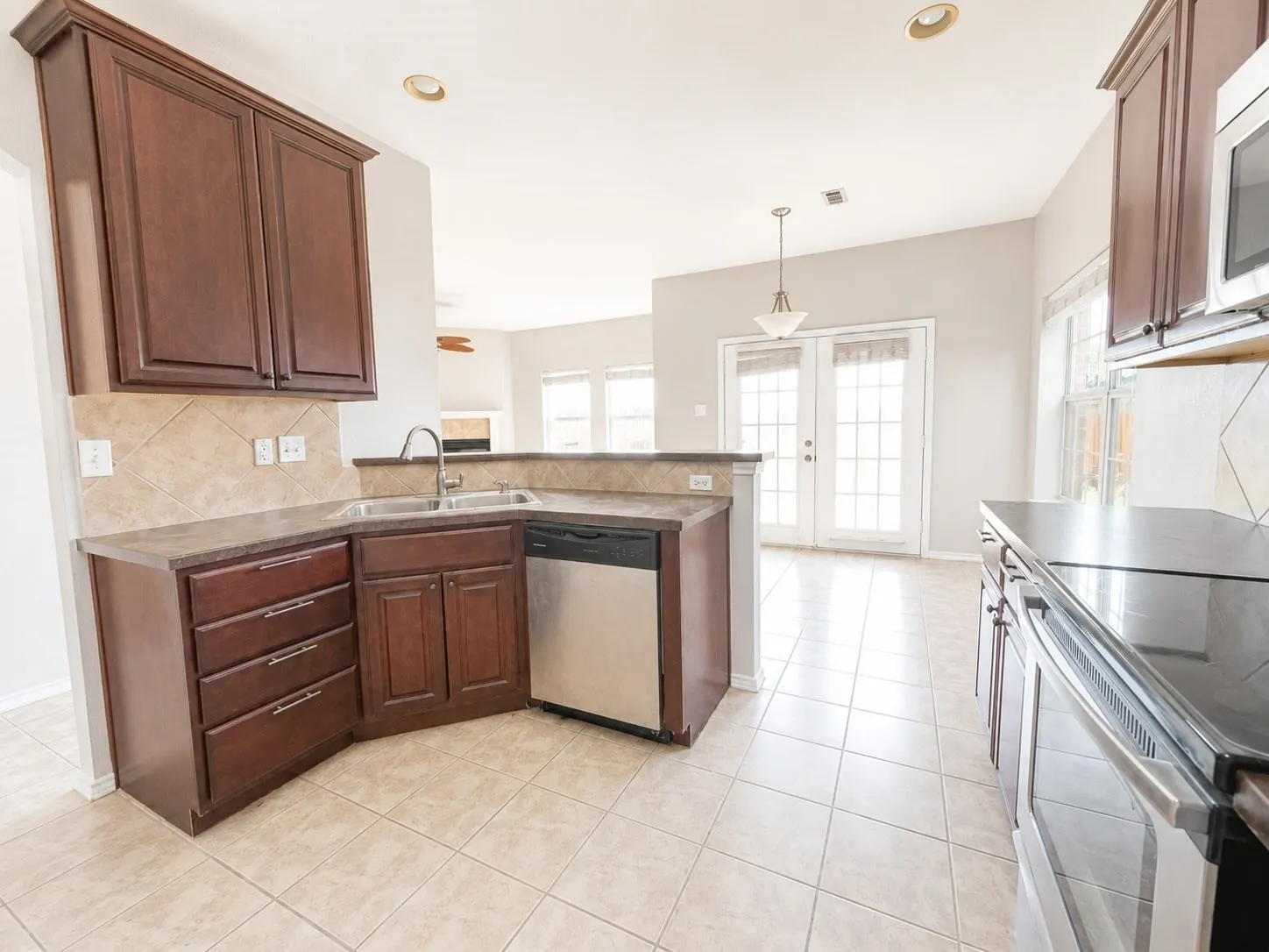 Duplex For Rent in Denton County , 127 Castleridge Drive B, Little Elm, Texas 75068, 3 Bedroom, 3 Bathroom, 2 Garage spaces, 1,630 Sqft, built in 2006, mls#21322141, Real Estate Agent in Little Elm, Homes For Rent in Denton county, Homes For Rent in Little Elm, Realtor in Little Elm Texas, Real Estate Brokerage Independent Realty Texas, Luminita Cordes Realtor