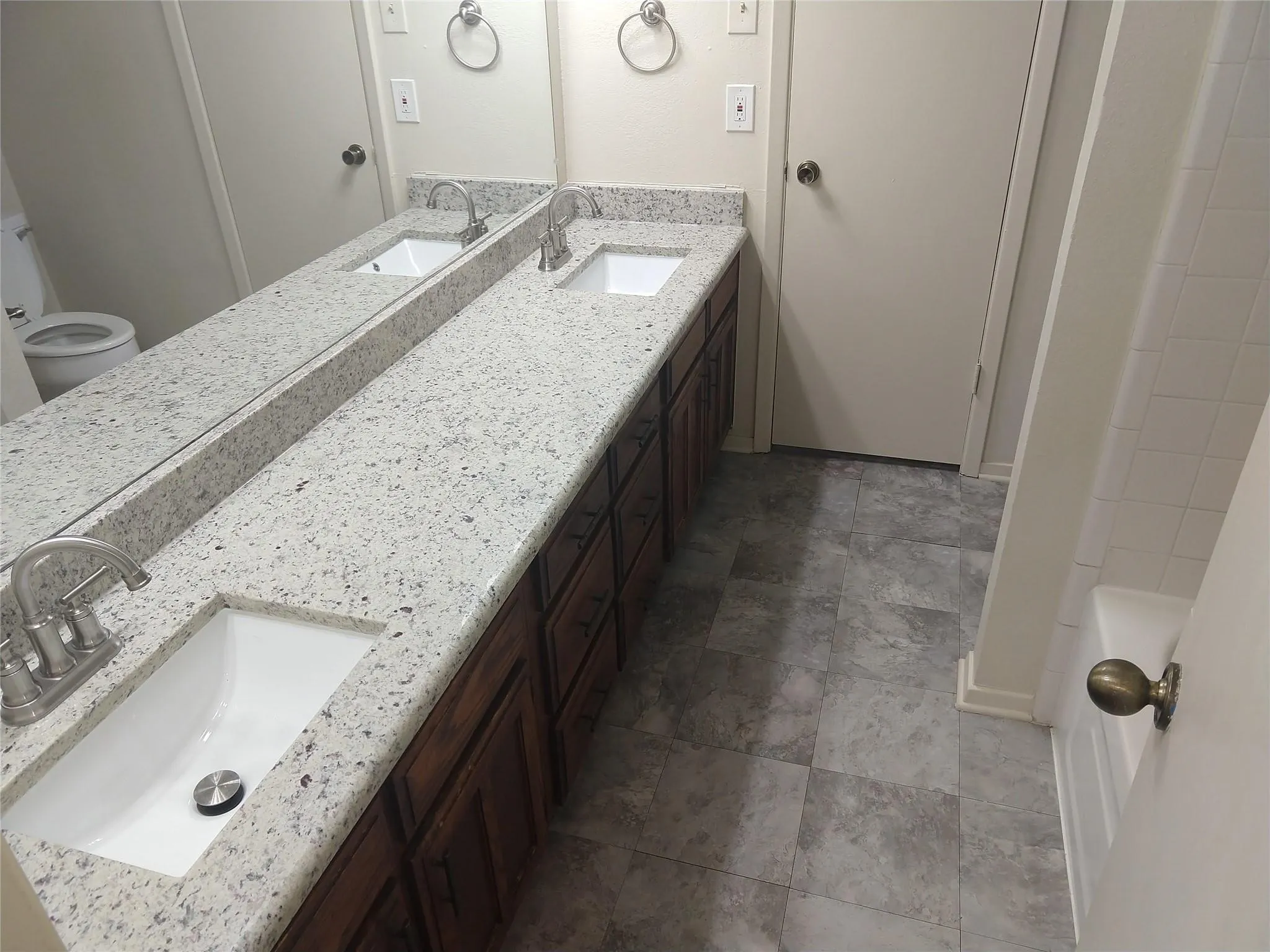 Duplex For Rent in Tarrant County , 2110 Valleywood Drive, Arlington, Texas 76013, 2 Bedroom, 2 Bathroom, Garage spaces, 1,073 Sqft, built in 1980, mls#21327475, Real Estate Agent in Arlington, Homes For Rent in Tarrant county, Homes For Rent in Arlington, Realtor in Arlington Texas, Real Estate Brokerage Independent Realty Texas, Luminita Cordes Realtor