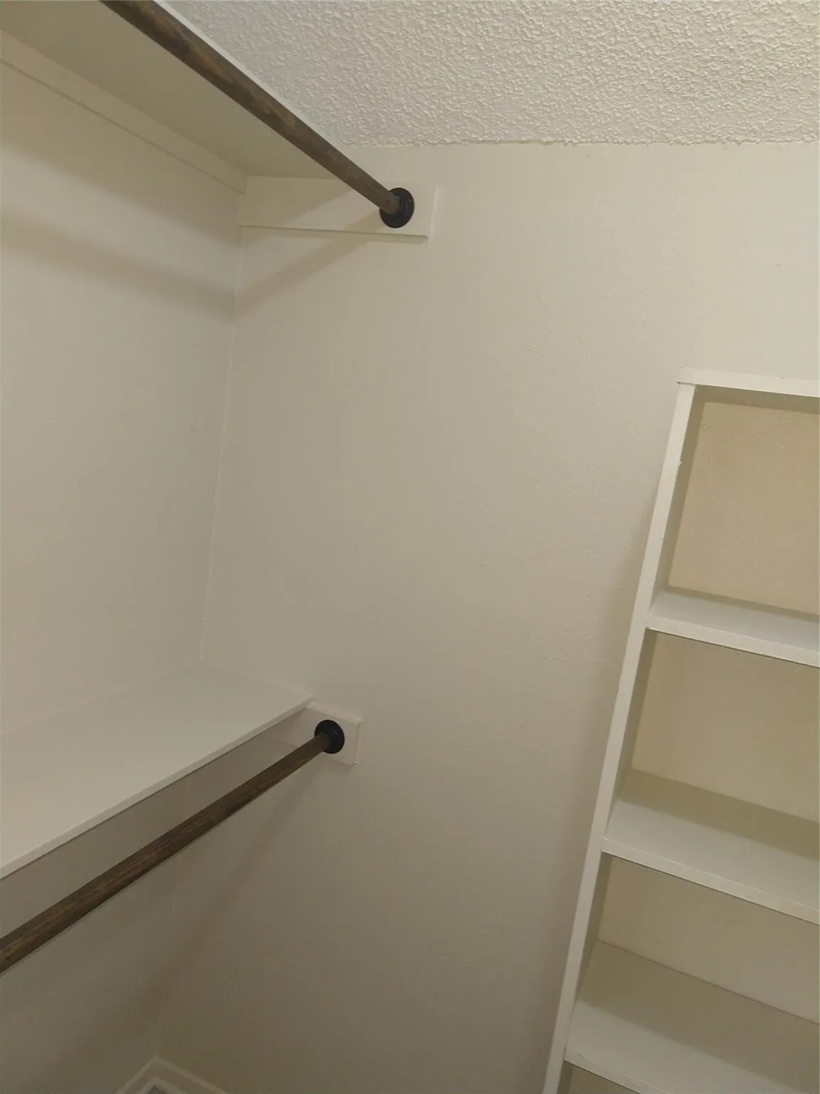 Duplex For Rent in Tarrant County , 2110 Valleywood Drive, Arlington, Texas 76013, 2 Bedroom, 2 Bathroom, Garage spaces, 1,073 Sqft, built in 1980, mls#21327475, Real Estate Agent in Arlington, Homes For Rent in Tarrant county, Homes For Rent in Arlington, Realtor in Arlington Texas, Real Estate Brokerage Independent Realty Texas, Luminita Cordes Realtor