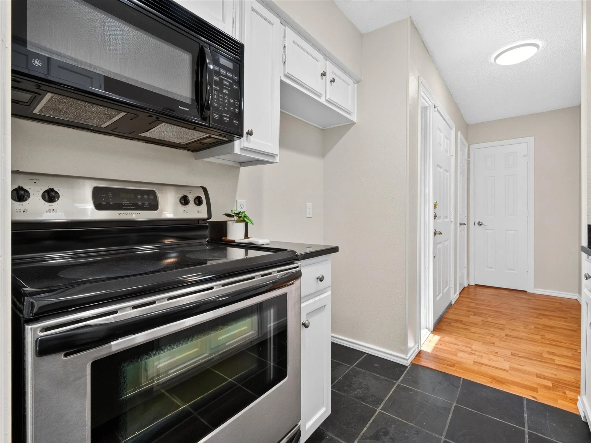 Condominium For Sale in Dallas County , 4067 Beltway Drive 140, Addison, Texas 75001, 2 Bedroom, 2 Bathroom, 1 Garage spaces, 990 Sqft, built in 1982, mls#21323915, Real Estate Agent in Addison, Homes For Sale in Dallas county, Homes For Sale in Addison, Realtor in Addison Texas, Real Estate Brokerage Independent Realty Texas, Luminita Cordes Realtor