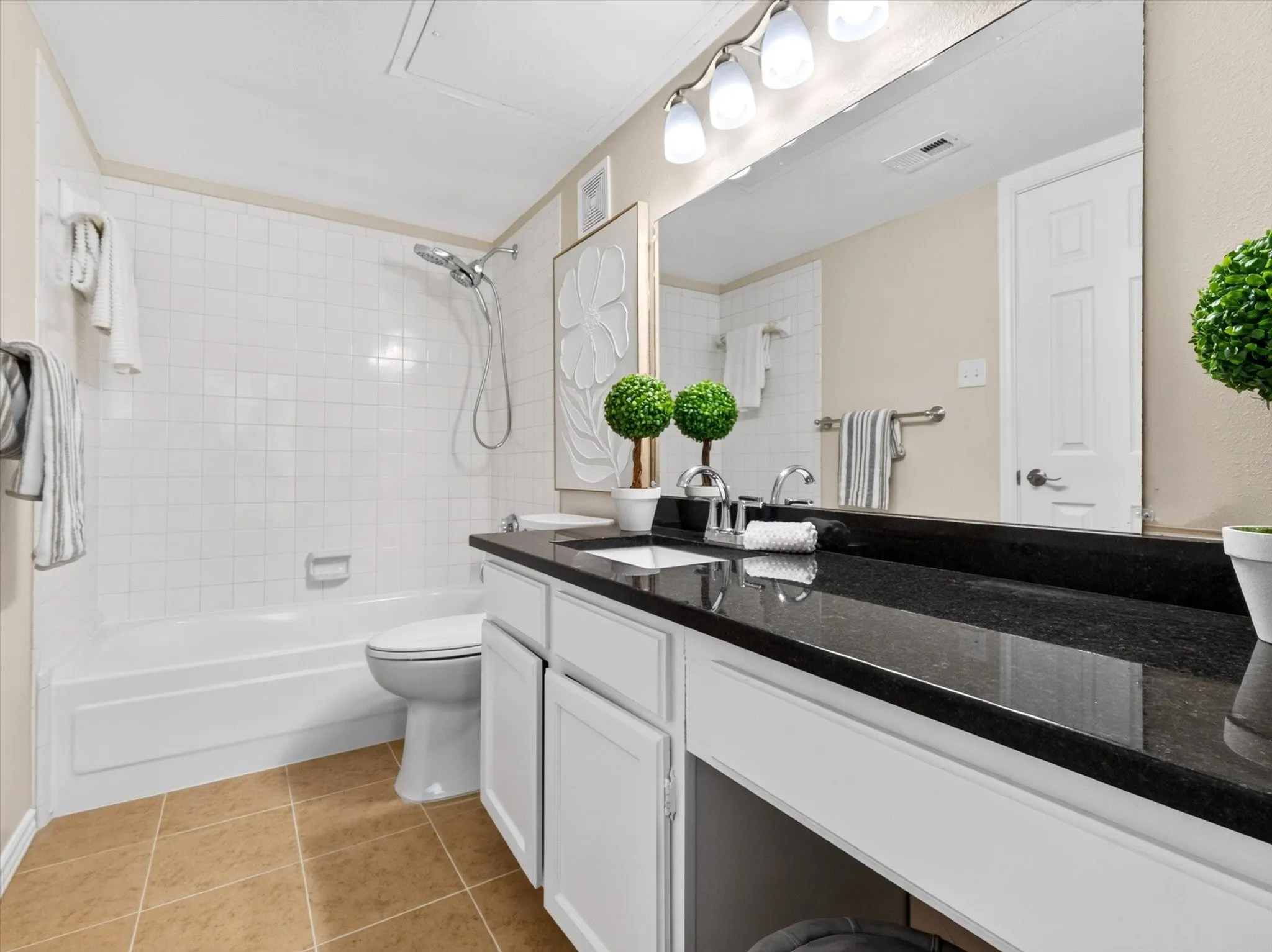 Condominium For Sale in Dallas County , 4067 Beltway Drive 140, Addison, Texas 75001, 2 Bedroom, 2 Bathroom, 1 Garage spaces, 990 Sqft, built in 1982, mls#21323915, Real Estate Agent in Addison, Homes For Sale in Dallas county, Homes For Sale in Addison, Realtor in Addison Texas, Real Estate Brokerage Independent Realty Texas, Luminita Cordes Realtor