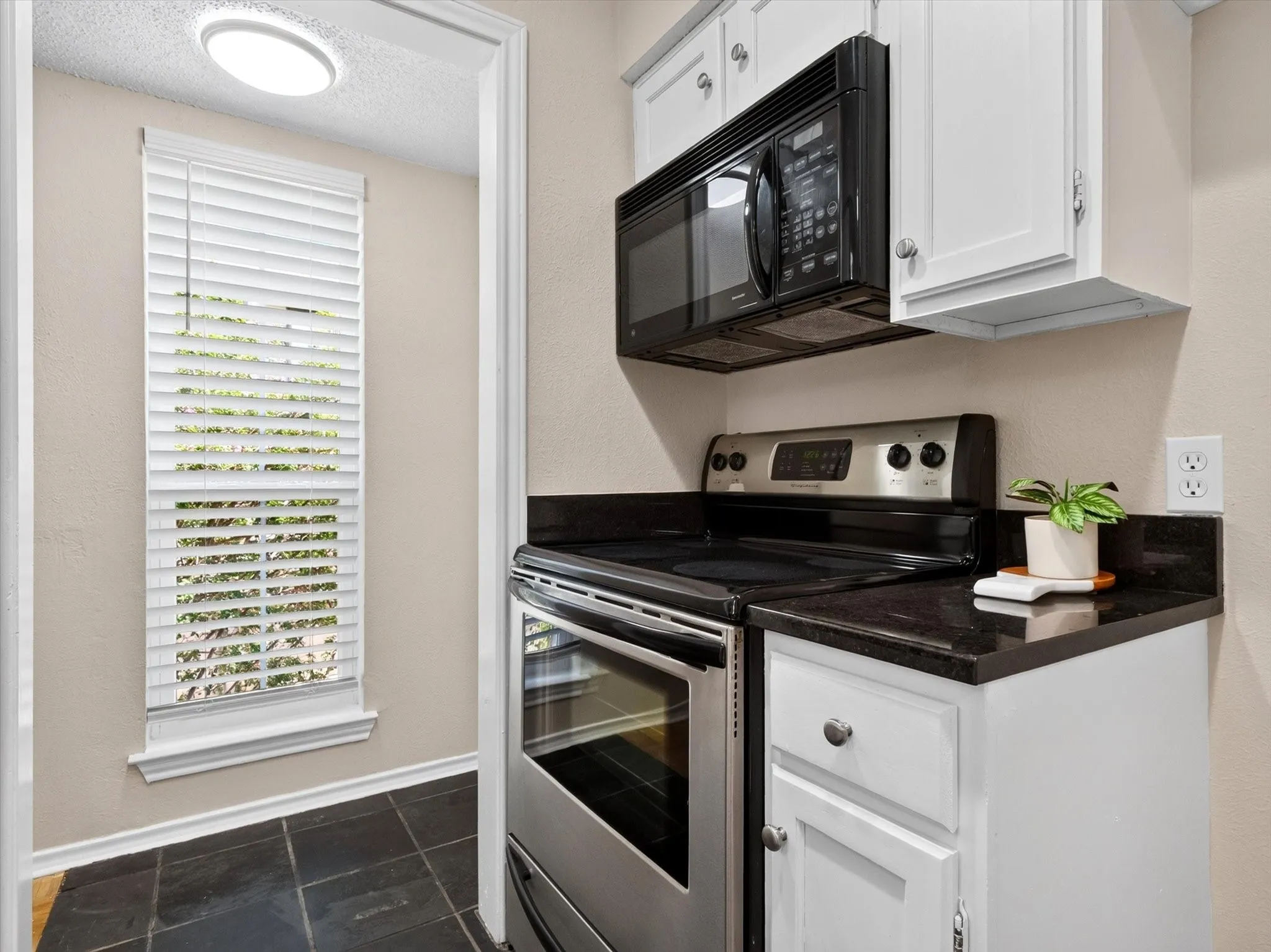 Condominium For Sale in Dallas County , 4067 Beltway Drive 140, Addison, Texas 75001, 2 Bedroom, 2 Bathroom, 1 Garage spaces, 990 Sqft, built in 1982, mls#21323915, Real Estate Agent in Addison, Homes For Sale in Dallas county, Homes For Sale in Addison, Realtor in Addison Texas, Real Estate Brokerage Independent Realty Texas, Luminita Cordes Realtor