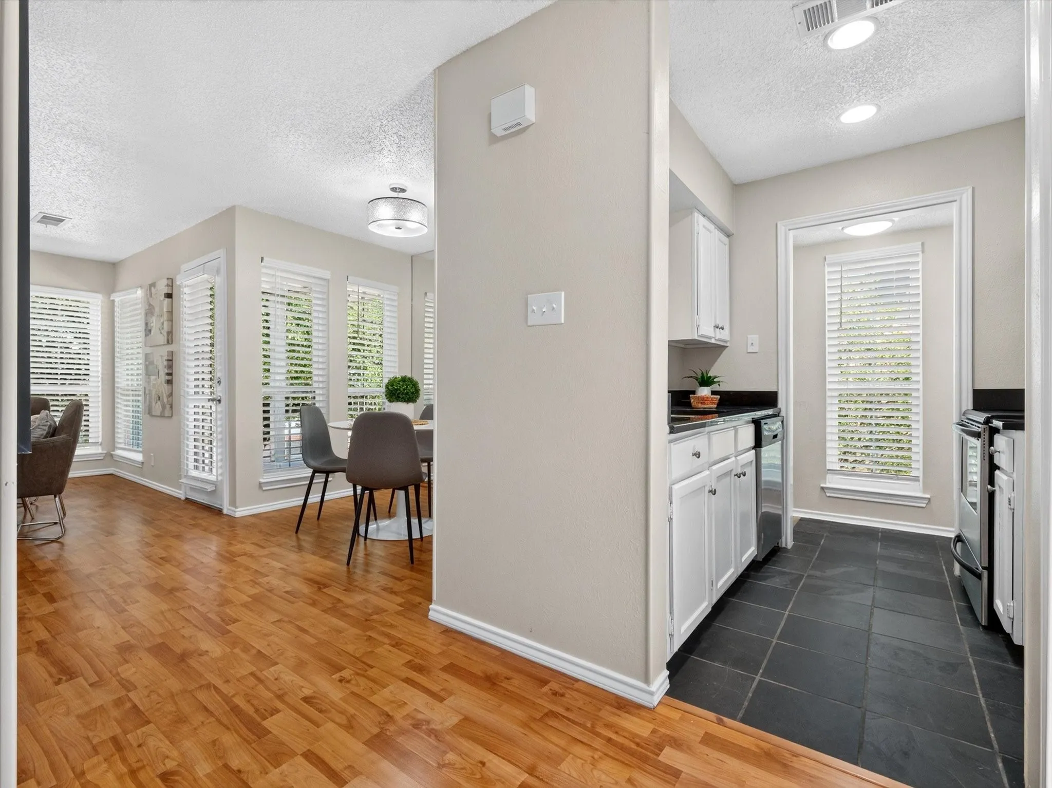 Condominium For Sale in Dallas County , 4067 Beltway Drive 140, Addison, Texas 75001, 2 Bedroom, 2 Bathroom, 1 Garage spaces, 990 Sqft, built in 1982, mls#21323915, Real Estate Agent in Addison, Homes For Sale in Dallas county, Homes For Sale in Addison, Realtor in Addison Texas, Real Estate Brokerage Independent Realty Texas, Luminita Cordes Realtor