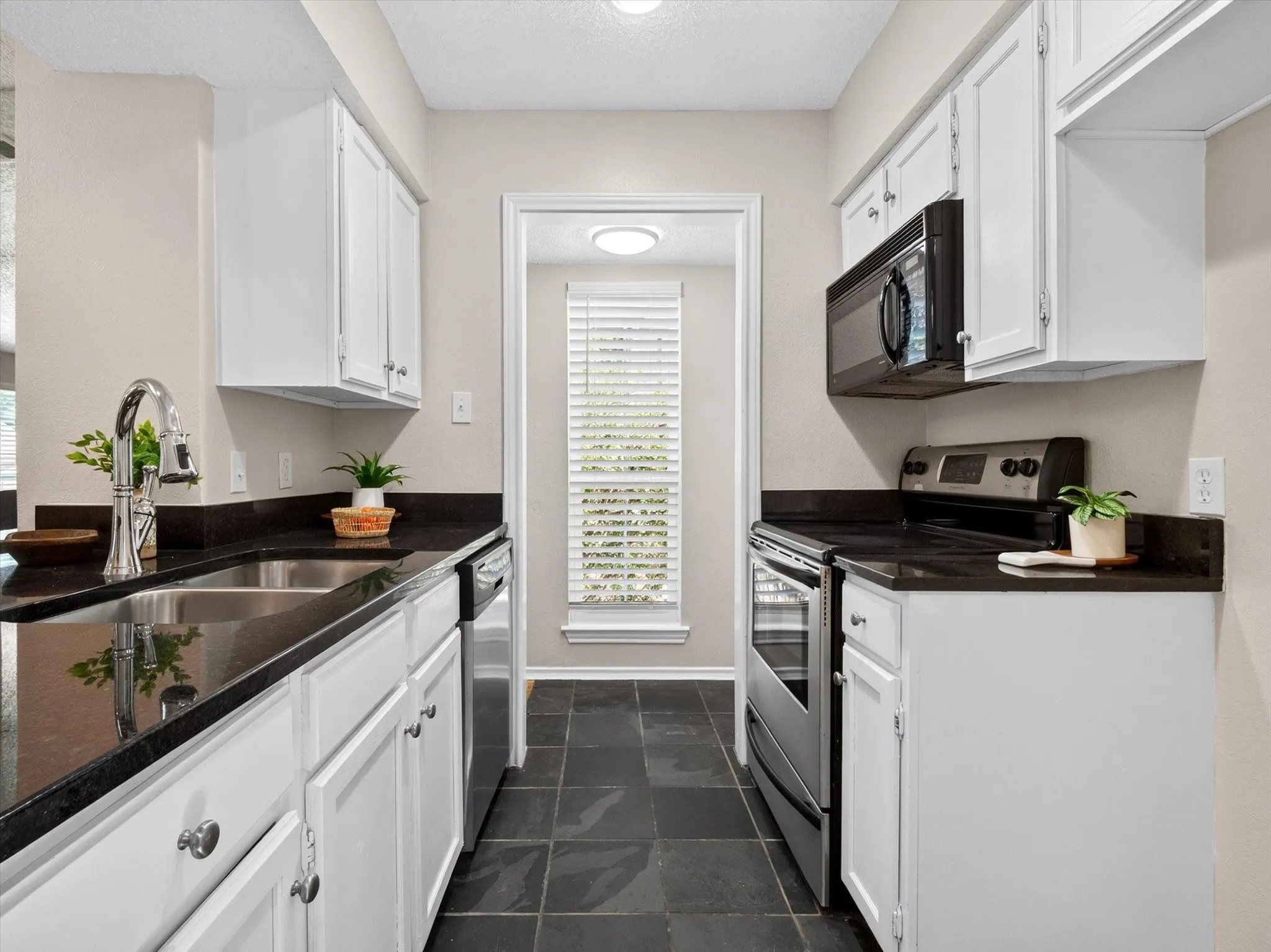 Condominium For Sale in Dallas County , 4067 Beltway Drive 140, Addison, Texas 75001, 2 Bedroom, 2 Bathroom, 1 Garage spaces, 990 Sqft, built in 1982, mls#21323915, Real Estate Agent in Addison, Homes For Sale in Dallas county, Homes For Sale in Addison, Realtor in Addison Texas, Real Estate Brokerage Independent Realty Texas, Luminita Cordes Realtor