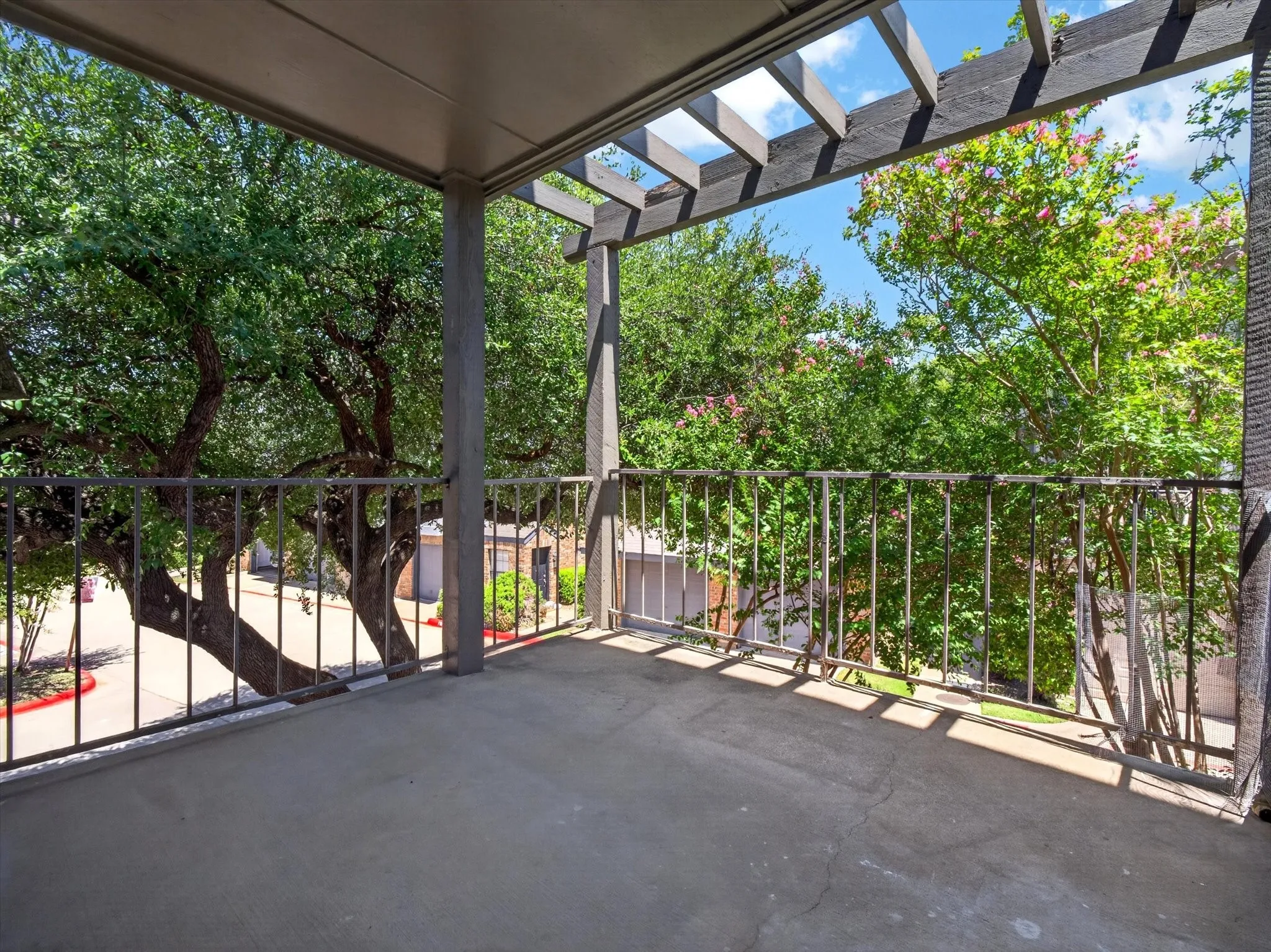 Condominium For Sale in Dallas County , 4067 Beltway Drive 140, Addison, Texas 75001, 2 Bedroom, 2 Bathroom, 1 Garage spaces, 990 Sqft, built in 1982, mls#21323915, Real Estate Agent in Addison, Homes For Sale in Dallas county, Homes For Sale in Addison, Realtor in Addison Texas, Real Estate Brokerage Independent Realty Texas, Luminita Cordes Realtor