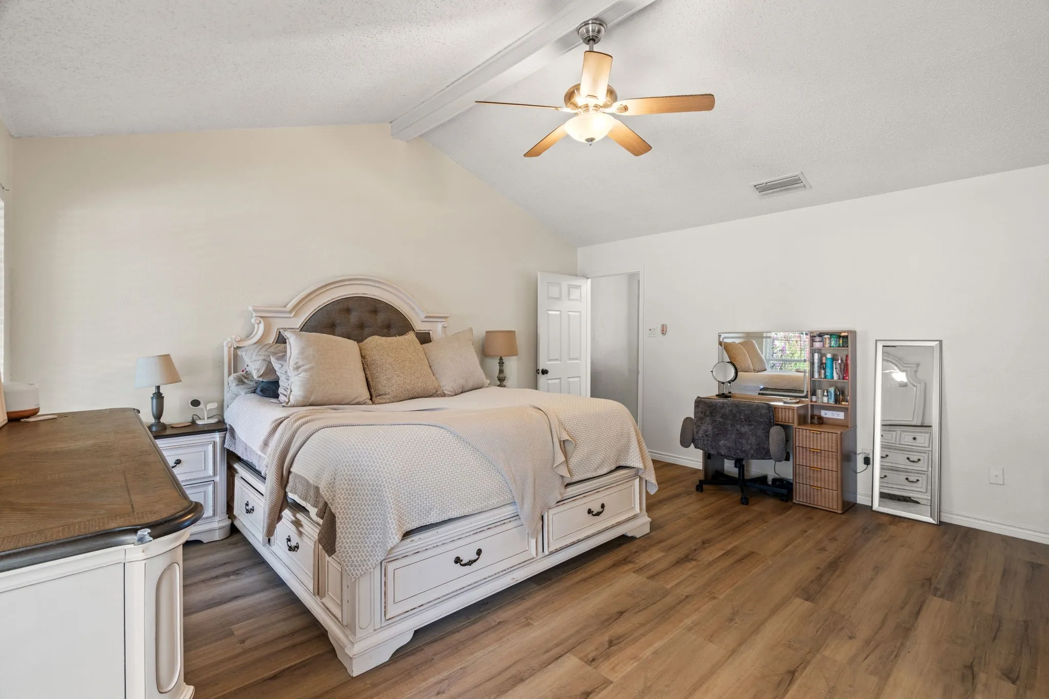 Single Family Residence For Sale in Denton County , 1810 Tiburon Bend, Lewisville, Texas 75067, 3 Bedroom, 2 Bathroom, 2 Garage spaces, 1,699 Sqft, built in 1983, mls#21321943, Real Estate Agent in Lewisville, Homes For Sale in Denton county, Homes For Sale in Lewisville, Realtor in Lewisville Texas, Real Estate Brokerage Independent Realty Texas, Luminita Cordes Realtor